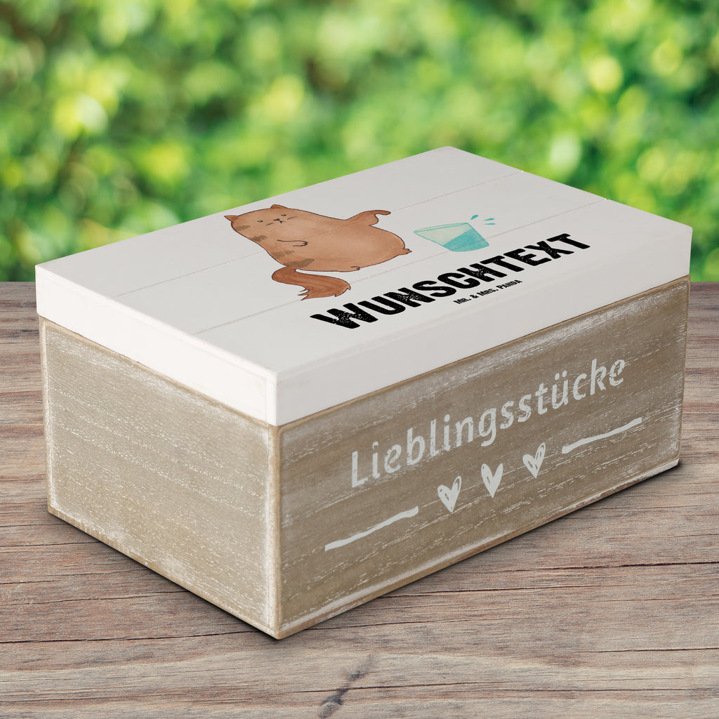 Personalisierte Holzkiste Katze Wasserglas Holzkiste mit Namen, Kiste mit Namen, Schatzkiste mit Namen, Truhe mit Namen, Schatulle mit Namen, Erinnerungsbox mit Namen, Erinnerungskiste, mit Namen, Dekokiste mit Namen, Aufbewahrungsbox mit Namen, Holzkiste Personalisiert, Kiste Personalisiert, Schatzkiste Personalisiert, Truhe Personalisiert, Schatulle Personalisiert, Erinnerungsbox Personalisiert, Erinnerungskiste Personalisiert, Dekokiste Personalisiert, Aufbewahrungsbox Personalisiert, Geschenkbox personalisiert, GEschenkdose personalisiert, Katze, Katzenmotiv, Katzenfan, Katzendeko, Katzenfreund, Katzenliebhaber, Katzenprodukte, Katzenartikel, Katzenaccessoires, Katzensouvenirs, Katzenliebhaberprodukte, Katzenmotive, Katzen, Kater, Mietze, Cat, Cats, Katzenhalter, Katzenbesitzerin, Haustier, Wasser, Glas