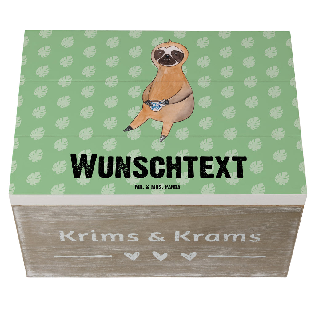 Personalisierte Holzkiste Faultier Kaffee Holzkiste mit Namen, Kiste mit Namen, Schatzkiste mit Namen, Truhe mit Namen, Schatulle mit Namen, Erinnerungsbox mit Namen, Erinnerungskiste, mit Namen, Dekokiste mit Namen, Aufbewahrungsbox mit Namen, Holzkiste Personalisiert, Kiste Personalisiert, Schatzkiste Personalisiert, Truhe Personalisiert, Schatulle Personalisiert, Erinnerungsbox Personalisiert, Erinnerungskiste Personalisiert, Dekokiste Personalisiert, Aufbewahrungsbox Personalisiert, Geschenkbox personalisiert, GEschenkdose personalisiert, Faultier, Faultier Geschenk, Faultier Deko, Faultiere, faul, Lieblingstier, Kaffee, erster Kaffee, Morgenmuffel, Frühaufsteher, Kaffeetasse, Genießer, Coffee, Kaffeegetränk