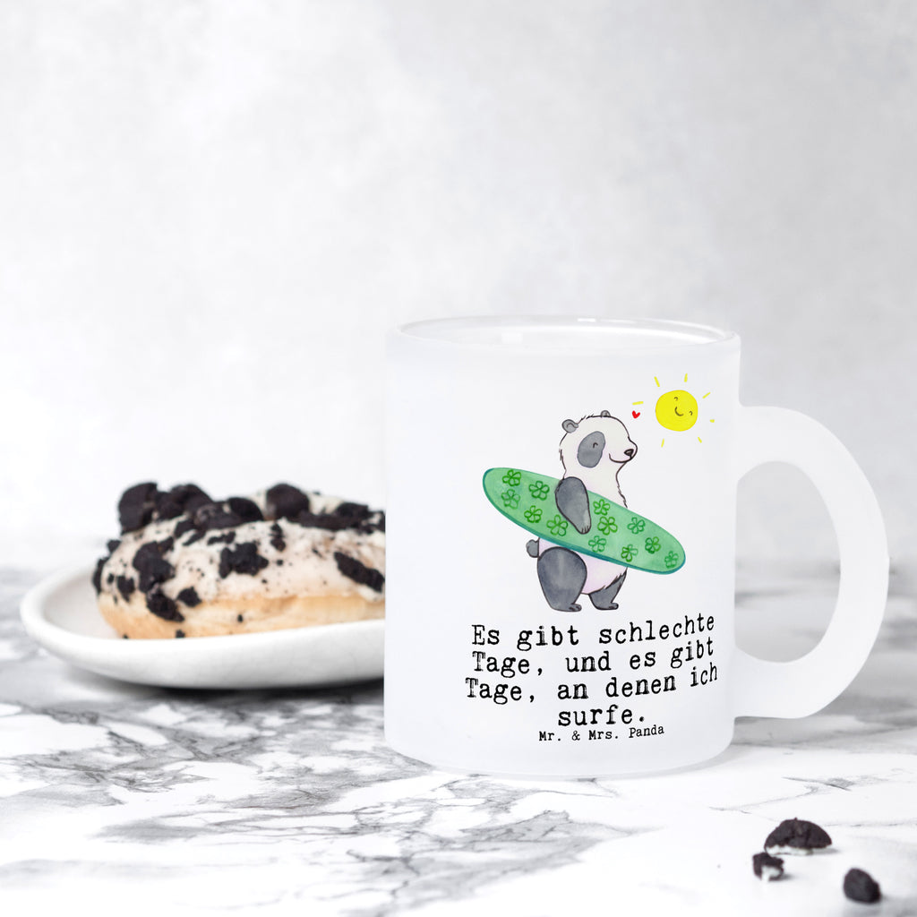 Teetasse Panda Surfen Teetasse, Teeglas, Teebecher, Tasse mit Henkel, Tasse, Glas Teetasse, Teetasse aus Glas, Geschenk, Sport, Sportart, Hobby, Schenken, Danke, Dankeschön, Auszeichnung, Gewinn, Sportler, Wellenreiten, Surfen, Surfschule