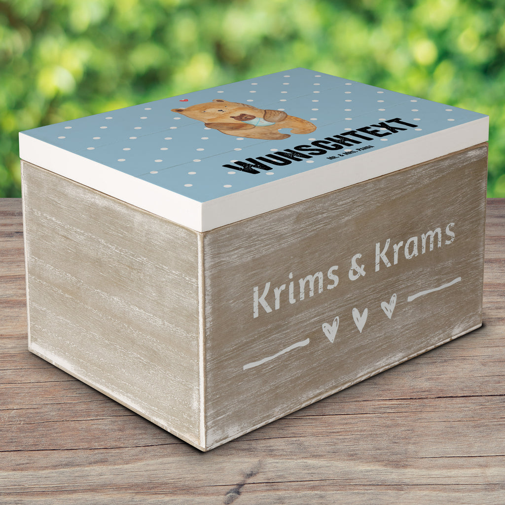 Personalisierte Holzkiste Bär Baby Holzkiste mit Namen, Kiste mit Namen, Schatzkiste mit Namen, Truhe mit Namen, Schatulle mit Namen, Erinnerungsbox mit Namen, Erinnerungskiste, mit Namen, Dekokiste mit Namen, Aufbewahrungsbox mit Namen, Holzkiste Personalisiert, Kiste Personalisiert, Schatzkiste Personalisiert, Truhe Personalisiert, Schatulle Personalisiert, Erinnerungsbox Personalisiert, Erinnerungskiste Personalisiert, Dekokiste Personalisiert, Aufbewahrungsbox Personalisiert, Geschenkbox personalisiert, GEschenkdose personalisiert, Bär, Teddy, Teddybär, Eltern, Mutter, Baby, Taufe, Geburt, Nichte, Neffe, Enkel, Enkelin, Täufling, Geburtstag, Glückwunsch