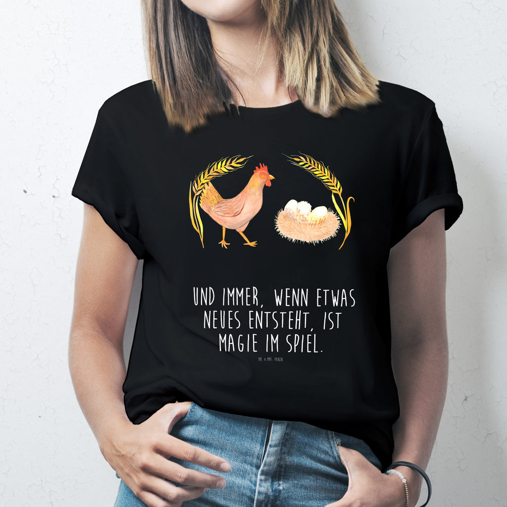 T-Shirt Standard Huhn stolz T-Shirt, Shirt, Tshirt, Lustiges T-Shirt, T-Shirt mit Spruch, Party, Junggesellenabschied, Jubiläum, Geburstag, Herrn, Damen, Männer, Frauen, Schlafshirt, Nachthemd, Sprüche, Bauernhof, Hoftiere, Landwirt, Landwirtin, Hahn, Henne, Hühner, Eier, Hof, Landleben, Motivation, Geburt, Magie, Spruch, Schwangerschaft