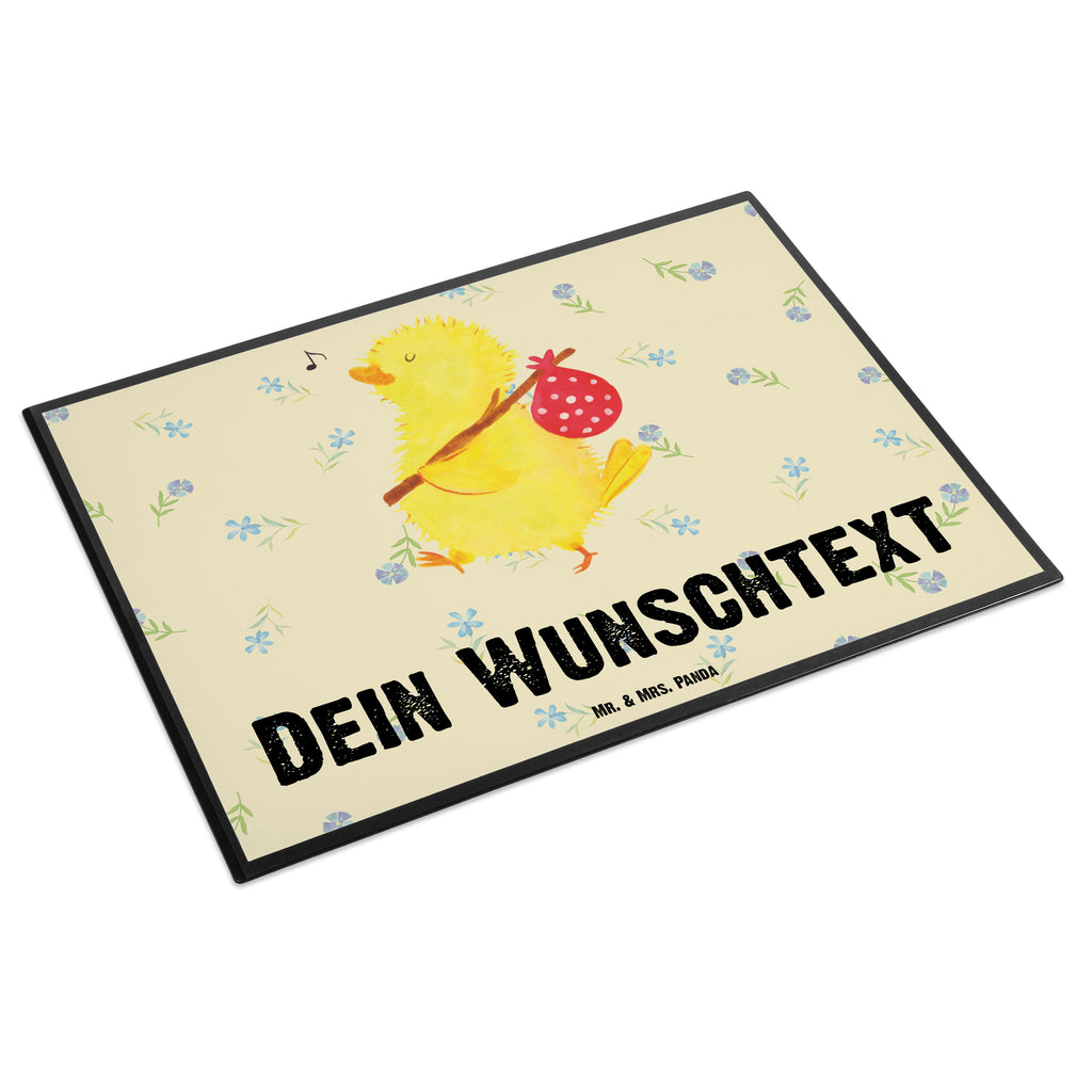 Personalisierte Schreibtischunterlage Küken Wanderer Personalisierte Schreibunterlage, Personalisierte Schreibtischauflage, Personalisierte Schreibtisch Unterlagen, Schreibunterlage mit Namen, Schreibtischauflage mit Namen, Schreibtisch Unterlagen mit Namen, Selbst gestalten, Namensaufdruck, Namenspersonalisierung, Ostern, Osterhase, Ostergeschenke, Osternest, Osterdeko, Geschenke zu Ostern, Ostern Geschenk, Ostergeschenke Kinder, Ostern Kinder, Küken, Osterei, Ostereier, Ei, Frühlingsgefühle, Freude, Grüße, liebe Grüße, Frohe Ostern, Ostergrüße, Flausen, Wunder, Reisen, Weltenbummler, Zeit, Zeitmanagement, Backpacker