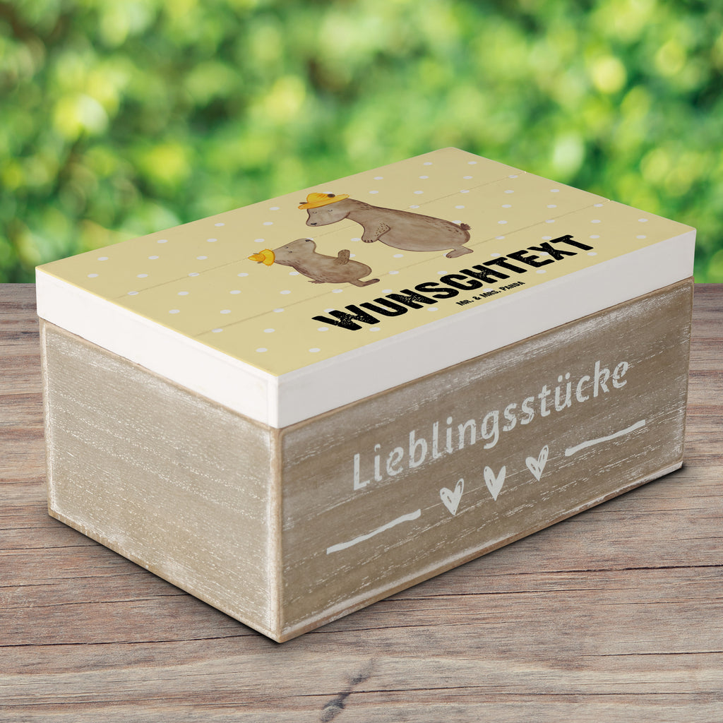 Personalisierte Holzkiste Bären mit Hut Holzkiste mit Namen, Kiste mit Namen, Schatzkiste mit Namen, Truhe mit Namen, Schatulle mit Namen, Erinnerungsbox mit Namen, Erinnerungskiste, mit Namen, Dekokiste mit Namen, Aufbewahrungsbox mit Namen, Holzkiste Personalisiert, Kiste Personalisiert, Schatzkiste Personalisiert, Truhe Personalisiert, Schatulle Personalisiert, Erinnerungsbox Personalisiert, Erinnerungskiste Personalisiert, Dekokiste Personalisiert, Aufbewahrungsbox Personalisiert, Geschenkbox personalisiert, GEschenkdose personalisiert, Familie, Vatertag, Muttertag, Bruder, Schwester, Mama, Papa, Oma, Opa, Bär, Bären, Vater, Papi, Paps, Dad, Daddy, Lieblingsmensch, Sohn, Söhne, Kind, Kinder, Vater-Sohn, Family, Vorbild