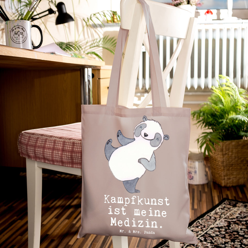 Tragetasche Panda Kampfkunst Medizin Beuteltasche, Beutel, Einkaufstasche, Jutebeutel, Stoffbeutel, Tasche, Shopper, Umhängetasche, Strandtasche, Schultertasche, Stofftasche, Tragetasche, Badetasche, Jutetasche, Einkaufstüte, Laptoptasche, Geschenk, Sport, Sportart, Hobby, Schenken, Danke, Dankeschön, Auszeichnung, Gewinn, Sportler, Kampfkunst, Kampfsportarten, Selbstverteidigung