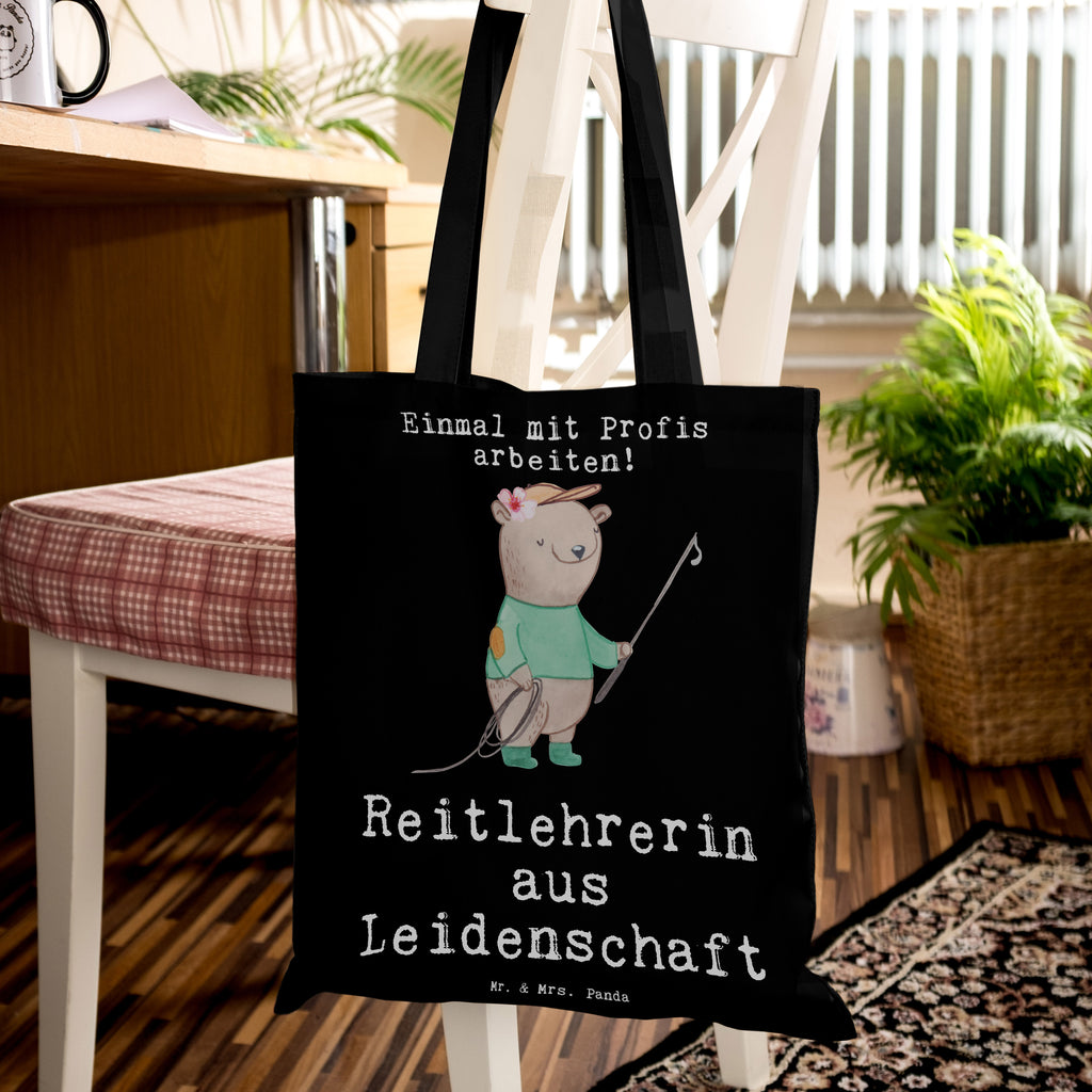 Tragetasche Reitlehrerin aus Leidenschaft Beuteltasche, Beutel, Einkaufstasche, Jutebeutel, Stoffbeutel, Tasche, Shopper, Umhängetasche, Strandtasche, Schultertasche, Stofftasche, Tragetasche, Badetasche, Jutetasche, Einkaufstüte, Laptoptasche, Beruf, Ausbildung, Jubiläum, Abschied, Rente, Kollege, Kollegin, Geschenk, Schenken, Arbeitskollege, Mitarbeiter, Firma, Danke, Dankeschön