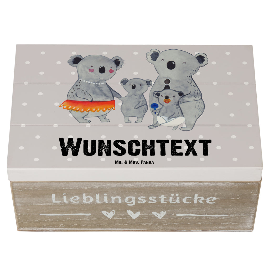 Personalisierte Holzkiste Koala Familie Holzkiste mit Namen, Kiste mit Namen, Schatzkiste mit Namen, Truhe mit Namen, Schatulle mit Namen, Erinnerungsbox mit Namen, Erinnerungskiste, mit Namen, Dekokiste mit Namen, Aufbewahrungsbox mit Namen, Holzkiste Personalisiert, Kiste Personalisiert, Schatzkiste Personalisiert, Truhe Personalisiert, Schatulle Personalisiert, Erinnerungsbox Personalisiert, Erinnerungskiste Personalisiert, Dekokiste Personalisiert, Aufbewahrungsbox Personalisiert, Geschenkbox personalisiert, GEschenkdose personalisiert, Familie, Vatertag, Muttertag, Bruder, Schwester, Mama, Papa, Oma, Opa, Koala, Koalas, Family, Kinder, Geschwister, Familienleben