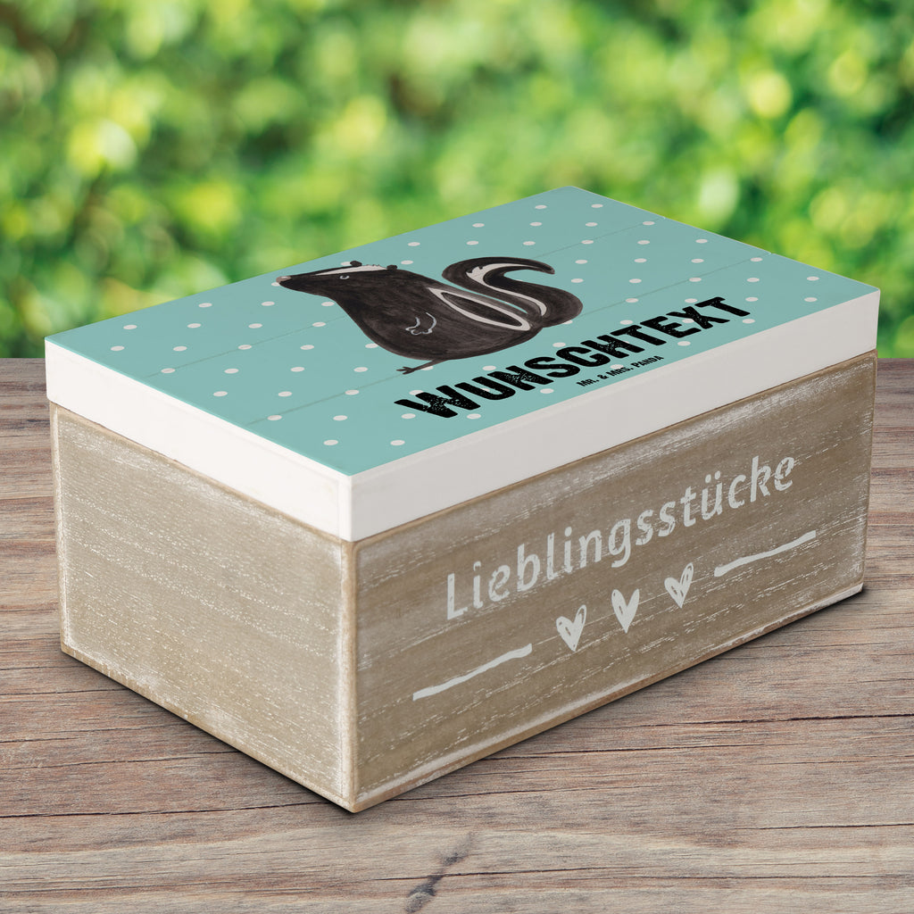 Personalisierte Holzkiste Stinktier Sitzen Holzkiste mit Namen, Kiste mit Namen, Schatzkiste mit Namen, Truhe mit Namen, Schatulle mit Namen, Erinnerungsbox mit Namen, Erinnerungskiste, mit Namen, Dekokiste mit Namen, Aufbewahrungsbox mit Namen, Holzkiste Personalisiert, Kiste Personalisiert, Schatzkiste Personalisiert, Truhe Personalisiert, Schatulle Personalisiert, Erinnerungsbox Personalisiert, Erinnerungskiste Personalisiert, Dekokiste Personalisiert, Aufbewahrungsbox Personalisiert, Geschenkbox personalisiert, GEschenkdose personalisiert, Stinktier, Skunk, Wildtier, Raubtier, Stinker, Stinki, Spruch, Büro, Recht, Besserwisser