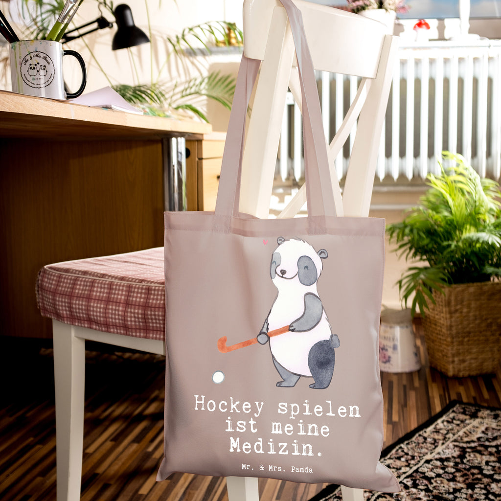 Tragetasche Panda Hockey spielen Medizin Beuteltasche, Beutel, Einkaufstasche, Jutebeutel, Stoffbeutel, Tasche, Shopper, Umhängetasche, Strandtasche, Schultertasche, Stofftasche, Tragetasche, Badetasche, Jutetasche, Einkaufstüte, Laptoptasche, Geschenk, Sport, Sportart, Hobby, Schenken, Danke, Dankeschön, Auszeichnung, Gewinn, Sportler, Hockey spielen, Feldhockey, Hockeyschläger, Hockey Verein