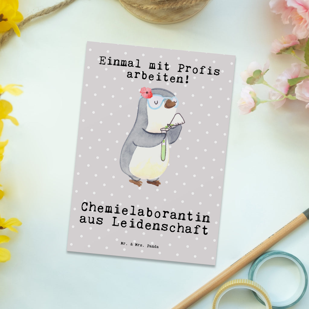 Postkarte Chemielaborantin aus Leidenschaft Postkarte, Karte, Geschenkkarte, Grußkarte, Einladung, Ansichtskarte, Geburtstagskarte, Einladungskarte, Dankeskarte, Ansichtskarten, Einladung Geburtstag, Einladungskarten Geburtstag, Beruf, Ausbildung, Jubiläum, Abschied, Rente, Kollege, Kollegin, Geschenk, Schenken, Arbeitskollege, Mitarbeiter, Firma, Danke, Dankeschön, Chemikerin, Chemielaborantin, Naturwissenschaftlerin, Labor, Studium, Forschung, Wissenschaftlerin