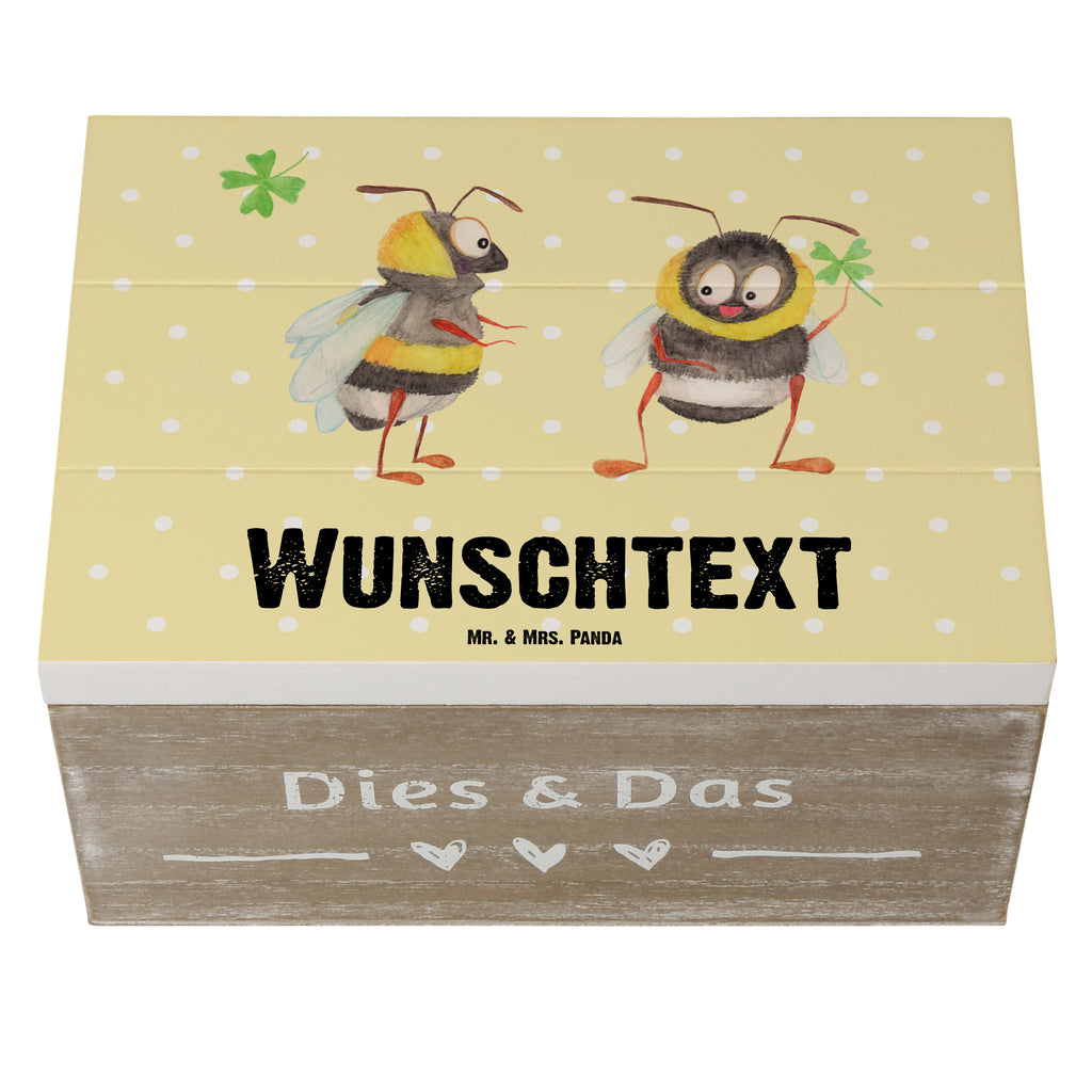 Personalisierte Holzkiste Hummeln Kleeblatt Holzkiste mit Namen, Kiste mit Namen, Schatzkiste mit Namen, Truhe mit Namen, Schatulle mit Namen, Erinnerungsbox mit Namen, Erinnerungskiste, mit Namen, Dekokiste mit Namen, Aufbewahrungsbox mit Namen, Holzkiste Personalisiert, Kiste Personalisiert, Schatzkiste Personalisiert, Truhe Personalisiert, Schatulle Personalisiert, Erinnerungsbox Personalisiert, Erinnerungskiste Personalisiert, Dekokiste Personalisiert, Aufbewahrungsbox Personalisiert, Geschenkbox personalisiert, GEschenkdose personalisiert, Tiermotive, Gute Laune, lustige Sprüche, Tiere, Hummel, Biene, Spruch positiv, Biene Deko, Spruch schön, glücklich sein, glücklich werden, Spruch fröhlich