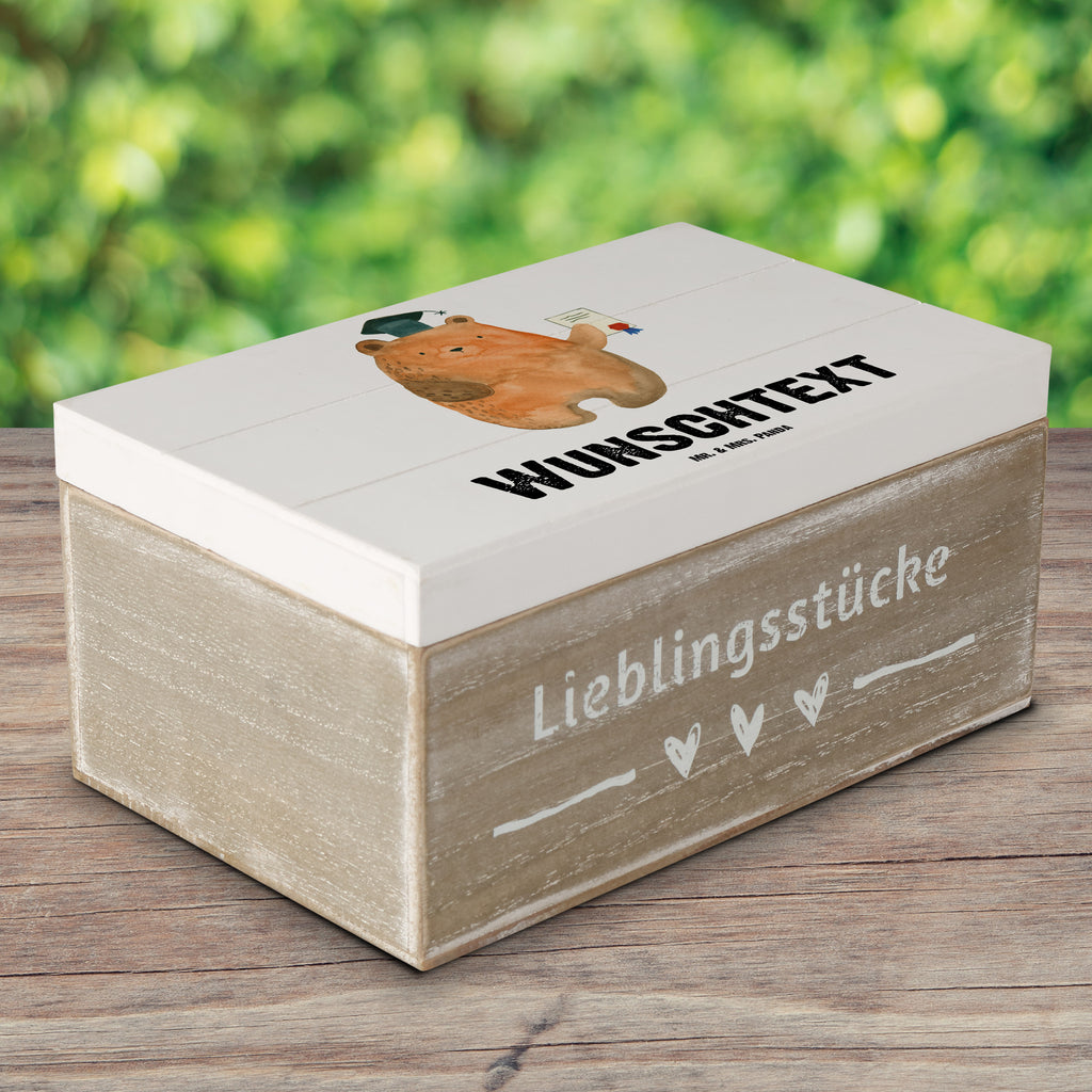 Personalisierte Holzkiste Bär Prüfung Holzkiste mit Namen, Kiste mit Namen, Schatzkiste mit Namen, Truhe mit Namen, Schatulle mit Namen, Erinnerungsbox mit Namen, Erinnerungskiste, mit Namen, Dekokiste mit Namen, Aufbewahrungsbox mit Namen, Holzkiste Personalisiert, Kiste Personalisiert, Schatzkiste Personalisiert, Truhe Personalisiert, Schatulle Personalisiert, Erinnerungsbox Personalisiert, Erinnerungskiste Personalisiert, Dekokiste Personalisiert, Aufbewahrungsbox Personalisiert, Geschenkbox personalisiert, GEschenkdose personalisiert, Bär, Teddy, Teddybär, Abitur, Prüfungen, Prüfung bestanden, Abschluss, Zeugnis, Abschlusszeugnis