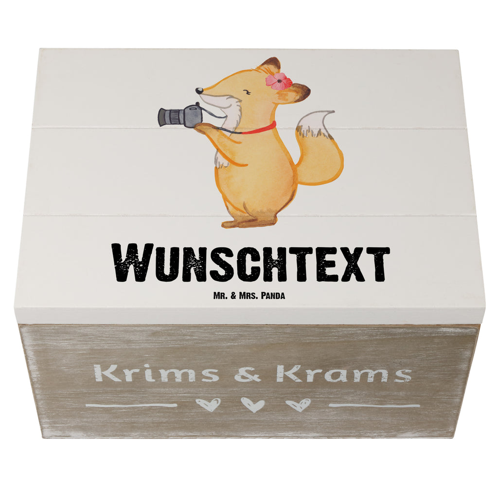 Personalisierte Holzkiste Fotografin Herz Holzkiste mit Namen, Kiste mit Namen, Schatzkiste mit Namen, Truhe mit Namen, Schatulle mit Namen, Erinnerungsbox mit Namen, Erinnerungskiste, mit Namen, Dekokiste mit Namen, Aufbewahrungsbox mit Namen, Holzkiste Personalisiert, Kiste Personalisiert, Schatzkiste Personalisiert, Truhe Personalisiert, Schatulle Personalisiert, Erinnerungsbox Personalisiert, Erinnerungskiste Personalisiert, Dekokiste Personalisiert, Aufbewahrungsbox Personalisiert, Geschenkbox personalisiert, GEschenkdose personalisiert, Beruf, Ausbildung, Jubiläum, Abschied, Rente, Kollege, Kollegin, Geschenk, Schenken, Arbeitskollege, Mitarbeiter, Firma, Danke, Dankeschön, Fotografin, Fotoreporterin, Hobbyfotografin, Hochzeitsfotografin, Fotografie, Profi Fotografin