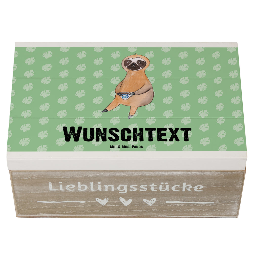 Personalisierte Holzkiste Faultier Kaffee Holzkiste mit Namen, Kiste mit Namen, Schatzkiste mit Namen, Truhe mit Namen, Schatulle mit Namen, Erinnerungsbox mit Namen, Erinnerungskiste, mit Namen, Dekokiste mit Namen, Aufbewahrungsbox mit Namen, Holzkiste Personalisiert, Kiste Personalisiert, Schatzkiste Personalisiert, Truhe Personalisiert, Schatulle Personalisiert, Erinnerungsbox Personalisiert, Erinnerungskiste Personalisiert, Dekokiste Personalisiert, Aufbewahrungsbox Personalisiert, Geschenkbox personalisiert, GEschenkdose personalisiert, Faultier, Faultier Geschenk, Faultier Deko, Faultiere, faul, Lieblingstier, Kaffee, erster Kaffee, Morgenmuffel, Frühaufsteher, Kaffeetasse, Genießer, Coffee, Kaffeegetränk