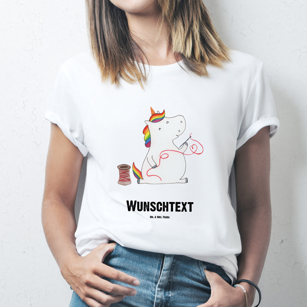 Personalisiertes T-Shirt Einhorn Näherin T-Shirt Personalisiert, T-Shirt mit Namen, T-Shirt mit Aufruck, Männer, Frauen, Wunschtext, Bedrucken, Einhorn, Einhörner, Einhorn Deko, Pegasus, Unicorn, Näherin, nähen, Mädchen, Freundin, Häkeln, Stricken, basteln, Nähzimmer