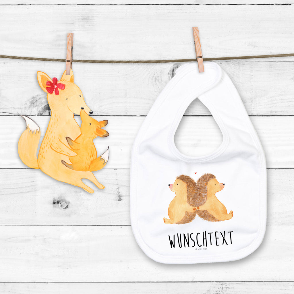 Personalisiertes Babylätzchen Igel händchenhaltend Baby, Personalisiertes Lätzchen, Personalisiertes Spucktuch, Personalisiertes Sabberlätzchen, Personalisiertes Klettlätzchen, Personalisiertes Baby-Lätzchen, KPersonalisiertes Kinderlätzchen, Personalisiertes Geburt Geschenk, Geschenkidee Geburt, Personalisiertes Baby-Spucktuch, Personalisierter Baby-Kleckschutz, Personalisiertes Babyparty Geschenk, Personalisiertes Lätzchen für Babys, Lätzchen mit Namen, Spucktuch mit Namen, Sabberlätzchen mit Namen, Klettlätzchen mit Namen, Baby-Lätzchen mit Namen, Kinderlätzchen mit Namen, Geburt Geschenk mit Namen, Geschenkidee Geburt mit Namen, Baby-Spucktuch mit Namen, Baby-Kleckschutz, Babyparty Geschenk mit Namen, Lätzchen für Babys mit Namen, Selbst gestalten, Wunschnamen, Babylätzchen Bedrucken, Liebe, Partner, Freund, Freundin, Ehemann, Ehefrau, Heiraten, Verlobung, Heiratsantrag, Liebesgeschenk, Jahrestag, Hocheitstag, Igel, Igelliebe, Hand in Hand, Liebesbeweis, große Liebe, Liebesbotschaft, Hochzeit, Lieblingsmensch, Gemeinsamkeit, Love, Geschenk für zwei