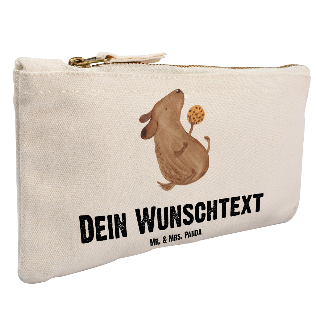 Personalisierte Schminktasche Hund Keks Personalisierte Schminktasche, Personalisierte Kosmetiktasche, Personalisierter Kosmetikbeutel, Personalisiertes Stiftemäppchen, Personalisiertes Etui, Personalisierte Federmappe, Personalisierte Makeup Bag, Personalisiertes Schminketui, Personalisiertes Kosmetiketui, Personalisiertes Schlamperetui, Schminktasche mit Namen, Kosmetiktasche mit Namen, Kosmetikbeutel mit Namen, Stiftemäppchen mit Namen, Etui mit Namen, Federmappe mit Namen, Makeup Bg mit Namen, Schminketui mit Namen, Kosmetiketui mit Namen, Schlamperetui mit Namen, Schminktasche personalisieren, Schminktasche bedrucken, Schminktasche selbst gestalten, Hund, Hundemotiv, Haustier, Hunderasse, Tierliebhaber, Hundebesitzer, Sprüche, Hundekekse, Leckerli, Hundeleckerli, Hundesnacks