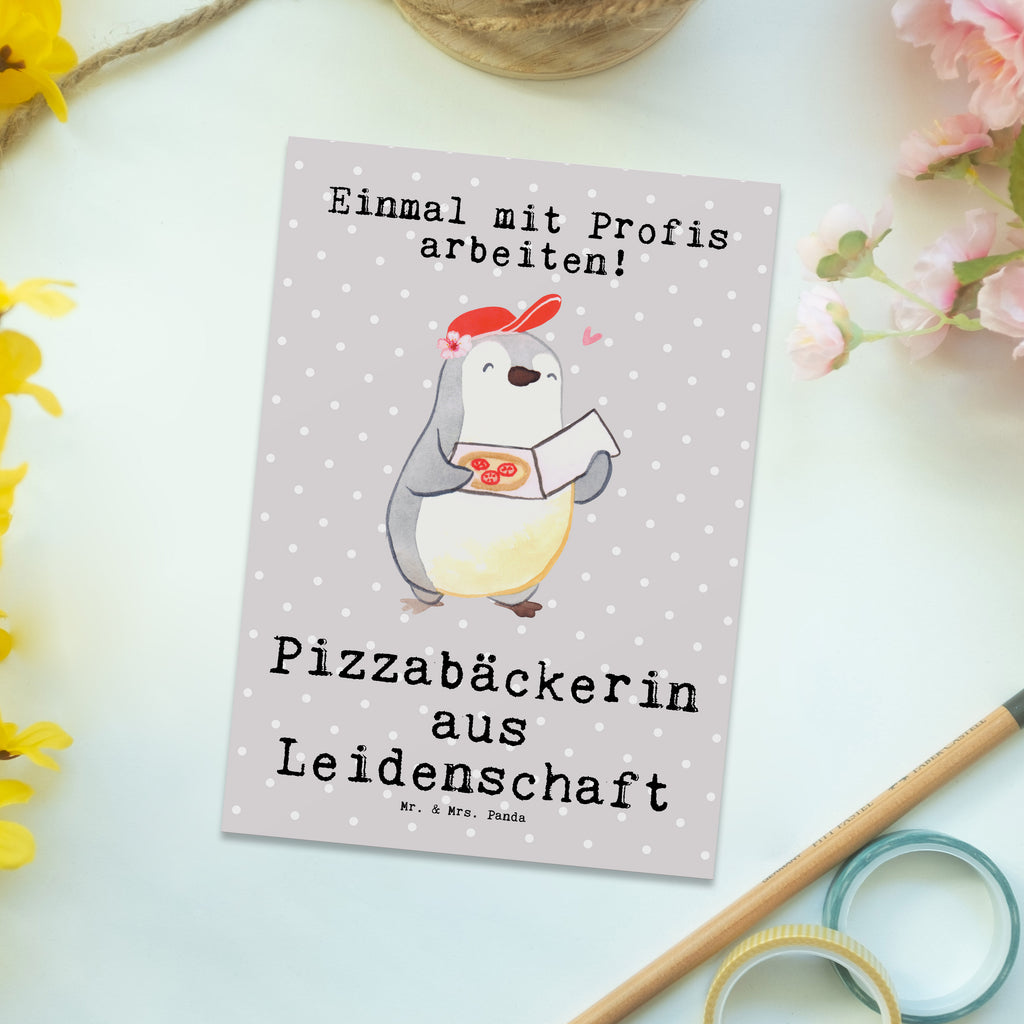 Postkarte Pizzabäckerin aus Leidenschaft Postkarte, Karte, Geschenkkarte, Grußkarte, Einladung, Ansichtskarte, Geburtstagskarte, Einladungskarte, Dankeskarte, Ansichtskarten, Einladung Geburtstag, Einladungskarten Geburtstag, Beruf, Ausbildung, Jubiläum, Abschied, Rente, Kollege, Kollegin, Geschenk, Schenken, Arbeitskollege, Mitarbeiter, Firma, Danke, Dankeschön, Lieferdienstmitarbeiterin, Pizzabäckerin, Pizzabotin, Pizzabringdienst, Lieferbringdienst