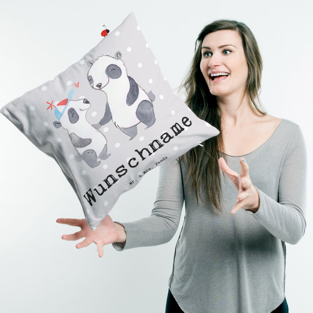 Personalisiertes Kissen Panda Bester Vater der Welt Kissen, personalisiert, Name, Wunschname, bedrucken, Kopfkissen, für, Dankeschön, Geschenk, Schenken, Geburtstag, Geburtstagsgeschenk, Geschenkidee, Danke, Bedanken, Mitbringsel, Freude machen, Geschenktipp, Vater, Papa, Dad, Daddy, Paps, Papi, Vati, Eltern, Geschenk Vater, Mann, Familie, Bester, Kleinigkeit