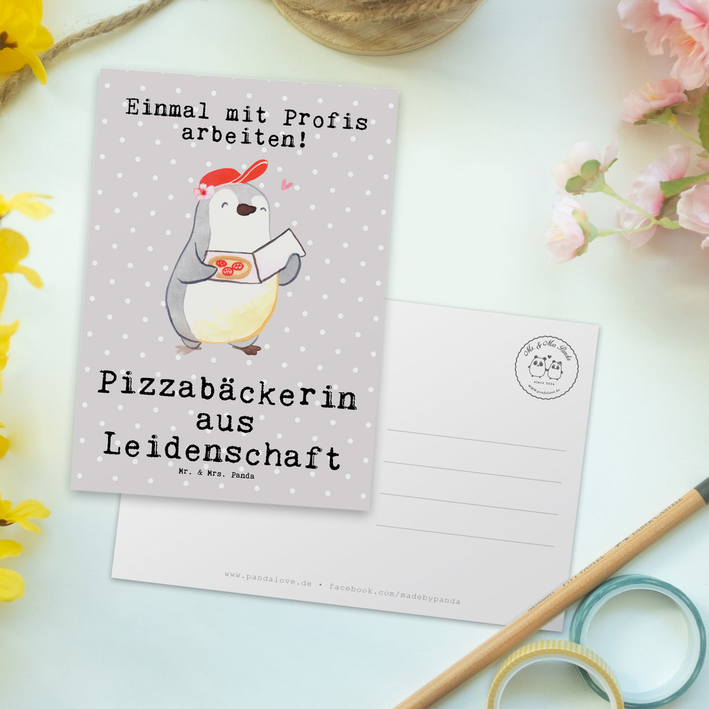 Postkarte Pizzabäckerin aus Leidenschaft Postkarte, Karte, Geschenkkarte, Grußkarte, Einladung, Ansichtskarte, Geburtstagskarte, Einladungskarte, Dankeskarte, Ansichtskarten, Einladung Geburtstag, Einladungskarten Geburtstag, Beruf, Ausbildung, Jubiläum, Abschied, Rente, Kollege, Kollegin, Geschenk, Schenken, Arbeitskollege, Mitarbeiter, Firma, Danke, Dankeschön, Lieferdienstmitarbeiterin, Pizzabäckerin, Pizzabotin, Pizzabringdienst, Lieferbringdienst