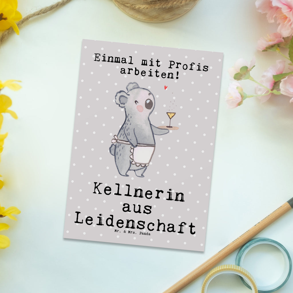 Postkarte Kellnerin aus Leidenschaft Postkarte, Karte, Geschenkkarte, Grußkarte, Einladung, Ansichtskarte, Geburtstagskarte, Einladungskarte, Dankeskarte, Ansichtskarten, Einladung Geburtstag, Einladungskarten Geburtstag, Beruf, Ausbildung, Jubiläum, Abschied, Rente, Kollege, Kollegin, Geschenk, Schenken, Arbeitskollege, Mitarbeiter, Firma, Danke, Dankeschön, Kellnerin, Servicekraft, Restaurant