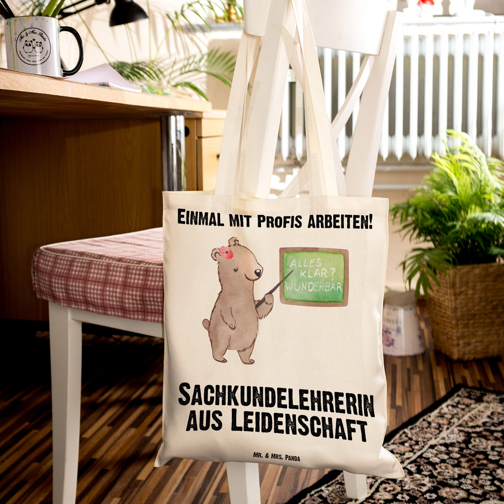 Tragetasche Sachkundelehrerin aus Leidenschaft Beuteltasche, Beutel, Einkaufstasche, Jutebeutel, Stoffbeutel, Tasche, Shopper, Umhängetasche, Strandtasche, Schultertasche, Stofftasche, Tragetasche, Badetasche, Jutetasche, Einkaufstüte, Laptoptasche, Beruf, Ausbildung, Jubiläum, Abschied, Rente, Kollege, Kollegin, Geschenk, Schenken, Arbeitskollege, Mitarbeiter, Firma, Danke, Dankeschön, Sachkundelehrerin, Sachkundeunterricht, Schule, Grundschule