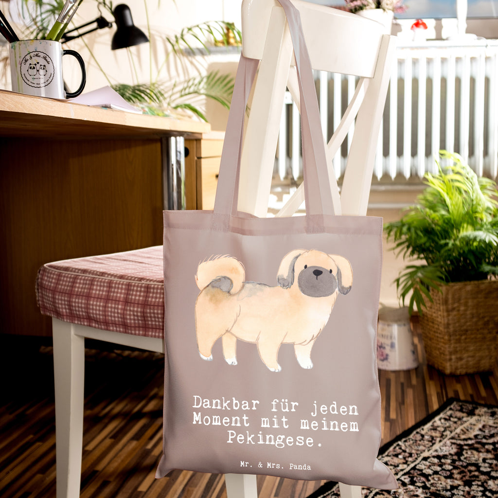 Tragetasche Pekingese Moment Beuteltasche, Beutel, Einkaufstasche, Jutebeutel, Stoffbeutel, Tasche, Shopper, Umhängetasche, Strandtasche, Schultertasche, Stofftasche, Tragetasche, Badetasche, Jutetasche, Einkaufstüte, Laptoptasche, Hund, Hunderasse, Rassehund, Hundebesitzer, Geschenk, Tierfreund, Schenken, Welpe, Pekingese, Pekinese, Peking-Palasthund