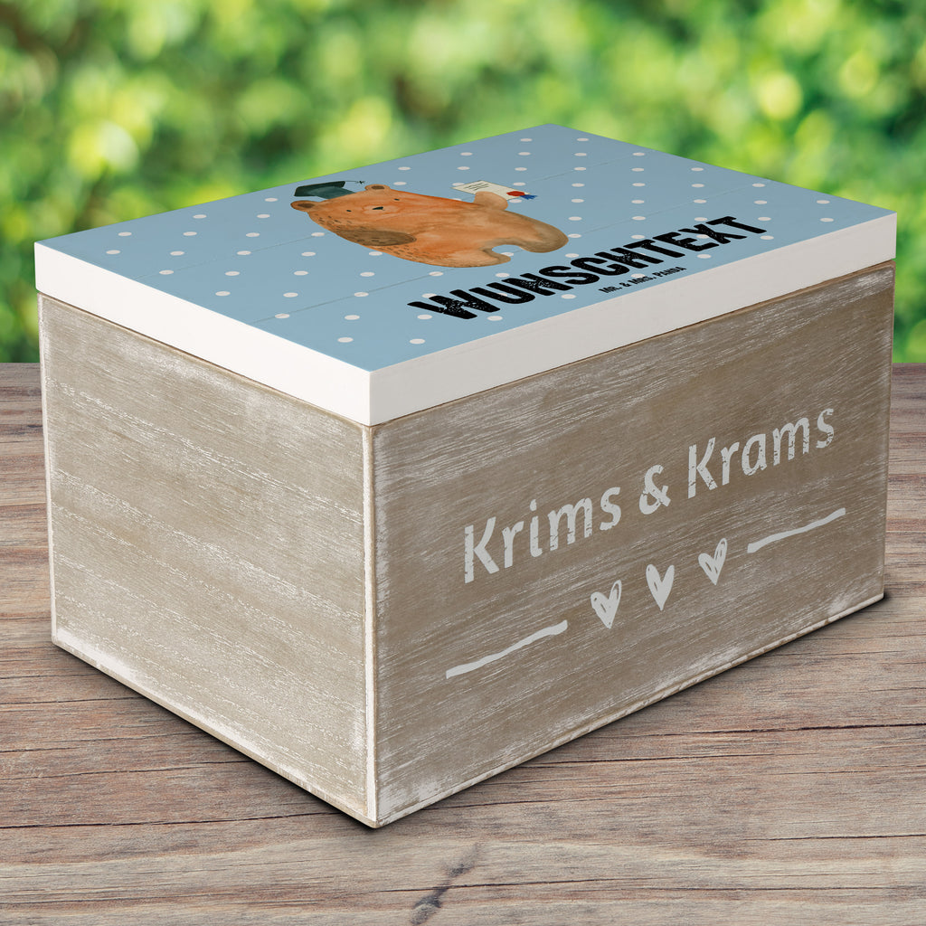 Personalisierte Holzkiste Bär Prüfung Holzkiste mit Namen, Kiste mit Namen, Schatzkiste mit Namen, Truhe mit Namen, Schatulle mit Namen, Erinnerungsbox mit Namen, Erinnerungskiste, mit Namen, Dekokiste mit Namen, Aufbewahrungsbox mit Namen, Holzkiste Personalisiert, Kiste Personalisiert, Schatzkiste Personalisiert, Truhe Personalisiert, Schatulle Personalisiert, Erinnerungsbox Personalisiert, Erinnerungskiste Personalisiert, Dekokiste Personalisiert, Aufbewahrungsbox Personalisiert, Geschenkbox personalisiert, GEschenkdose personalisiert, Bär, Teddy, Teddybär, Abitur, Prüfungen, Prüfung bestanden, Abschluss, Zeugnis, Abschlusszeugnis