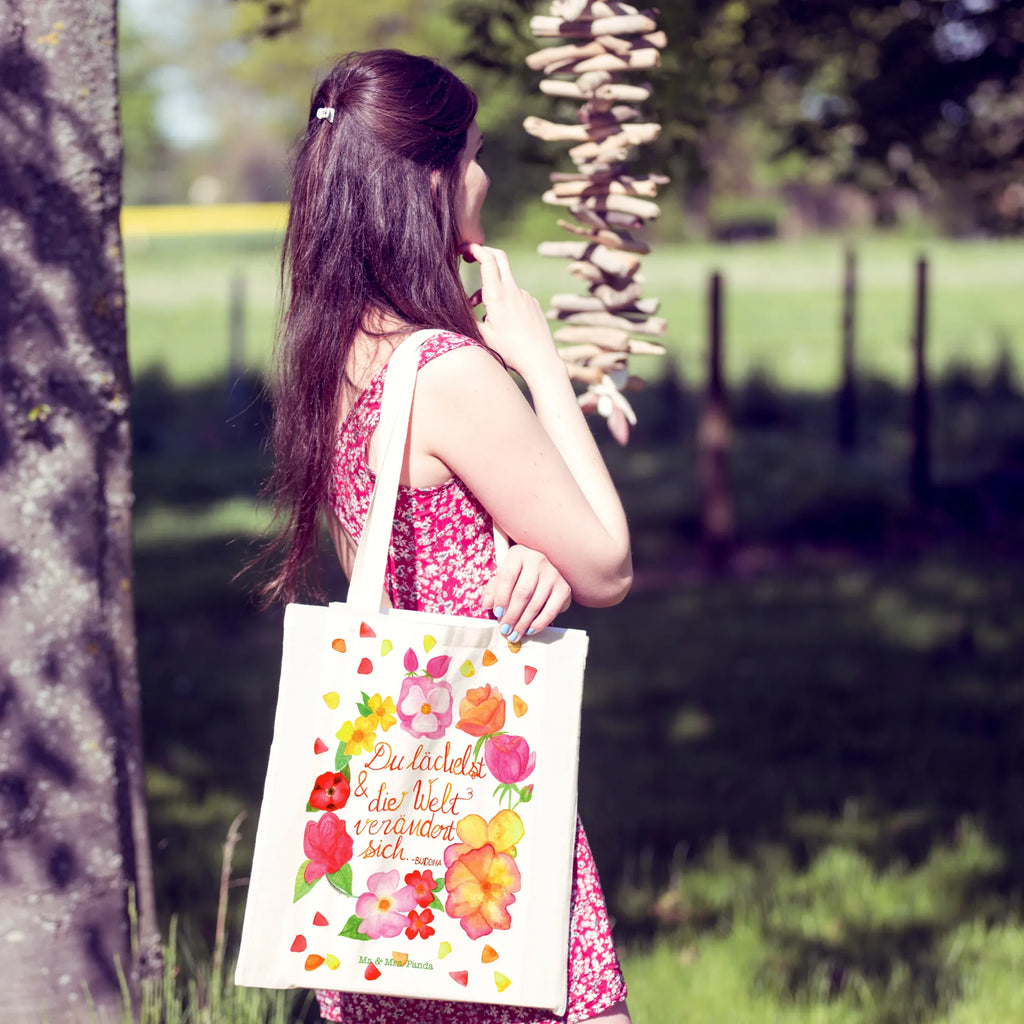 Tragetasche Du Lächelst Beuteltasche, Beutel, Einkaufstasche, Jutebeutel, Stoffbeutel, Tasche, Shopper, Umhängetasche, Strandtasche, Schultertasche, Stofftasche, Tragetasche, Badetasche, Jutetasche, Einkaufstüte, Laptoptasche, Blumen Deko, Frühlings Deko, Sommer Deko, Dekoration, positive Botschaft, Naturliebhaber, Outdoor, Natur, Abenteuer, Lächele, Welt verändert sich, Zitat Buddha, Lachen Spruch, glücklich sein, Zitat schön, Geschenk Freundin, Spruch positiv