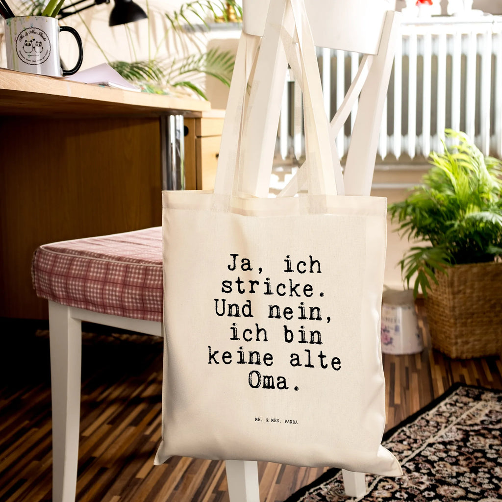 Tragetasche Ja, ich stricke. Und... Beuteltasche, Beutel, Einkaufstasche, Jutebeutel, Stoffbeutel, Tasche, Shopper, Umhängetasche, Strandtasche, Schultertasche, Stofftasche, Tragetasche, Badetasche, Jutetasche, Einkaufstüte, Laptoptasche, Spruch, Sprüche, lustige Sprüche, Weisheiten, Zitate, Spruch Geschenke, Spruch Sprüche Weisheiten Zitate Lustig Weisheit Worte