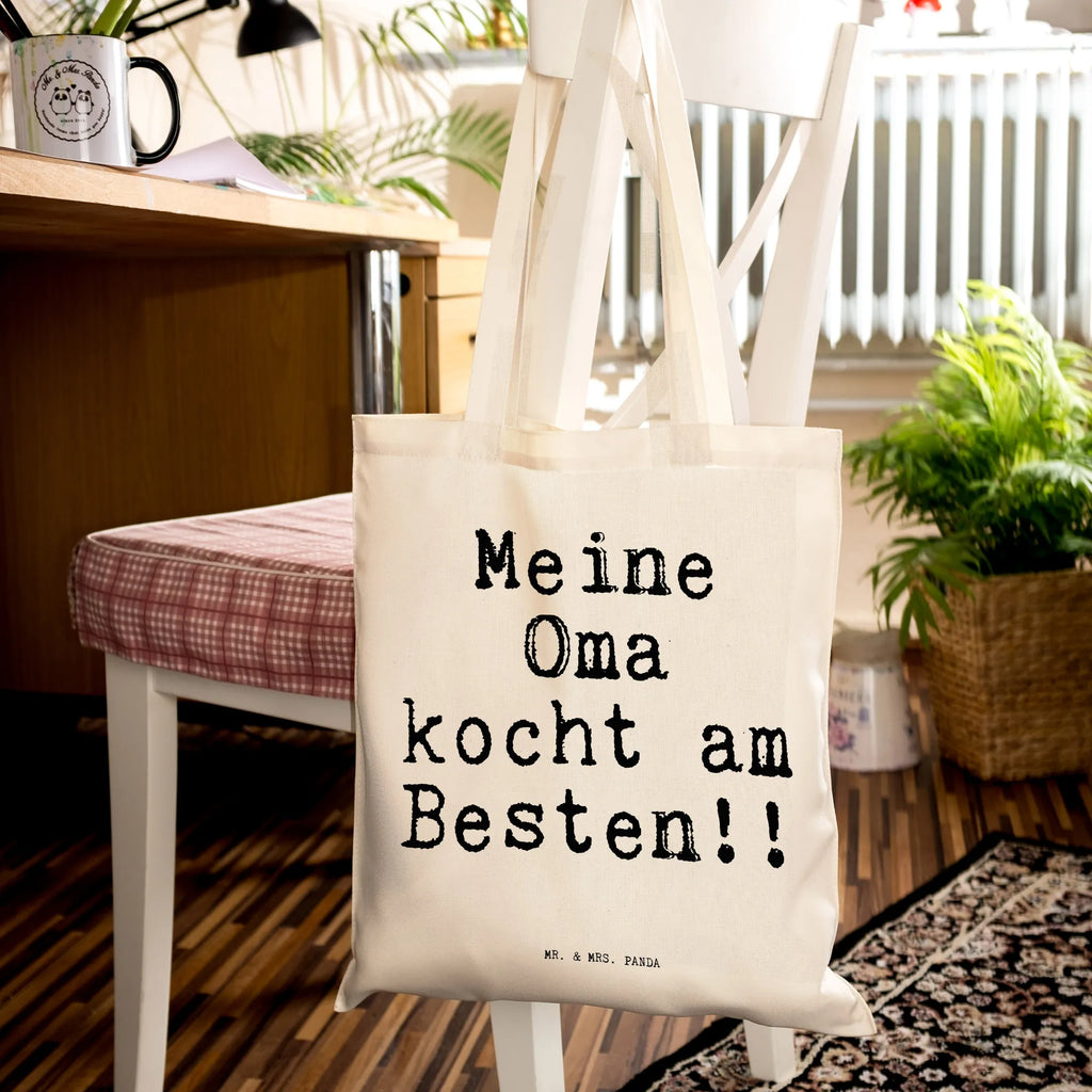 Tragetasche Meine Oma kocht am... Beuteltasche, Beutel, Einkaufstasche, Jutebeutel, Stoffbeutel, Tasche, Shopper, Umhängetasche, Strandtasche, Schultertasche, Stofftasche, Tragetasche, Badetasche, Jutetasche, Einkaufstüte, Laptoptasche, Spruch, Sprüche, lustige Sprüche, Weisheiten, Zitate, Spruch Geschenke, Spruch Sprüche Weisheiten Zitate Lustig Weisheit Worte