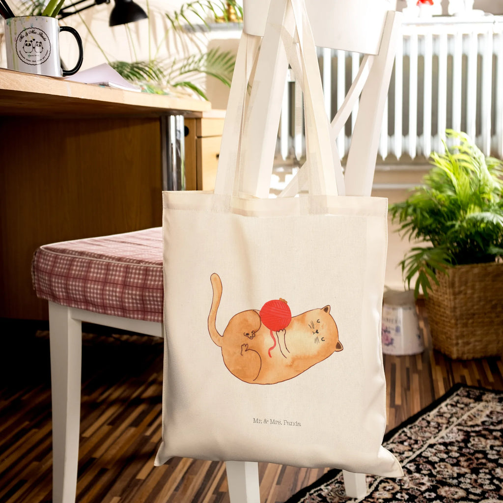 Tragetasche Katze Wolle Beuteltasche, Beutel, Einkaufstasche, Jutebeutel, Stoffbeutel, Tasche, Shopper, Umhängetasche, Strandtasche, Schultertasche, Stofftasche, Tragetasche, Badetasche, Jutetasche, Einkaufstüte, Laptoptasche, Katze, Katzenmotiv, Katzenfan, Katzendeko, Katzenfreund, Katzenliebhaber, Katzenprodukte, Katzenartikel, Katzenaccessoires, Katzensouvenirs, Katzenliebhaberprodukte, Katzenmotive, Katzen, Kater, Mietze, Cat, Cats, Katzenhalter, Katzenbesitzerin, Haustier, Wollknäuel, Wolle, Spielen, Spiel, verspielt