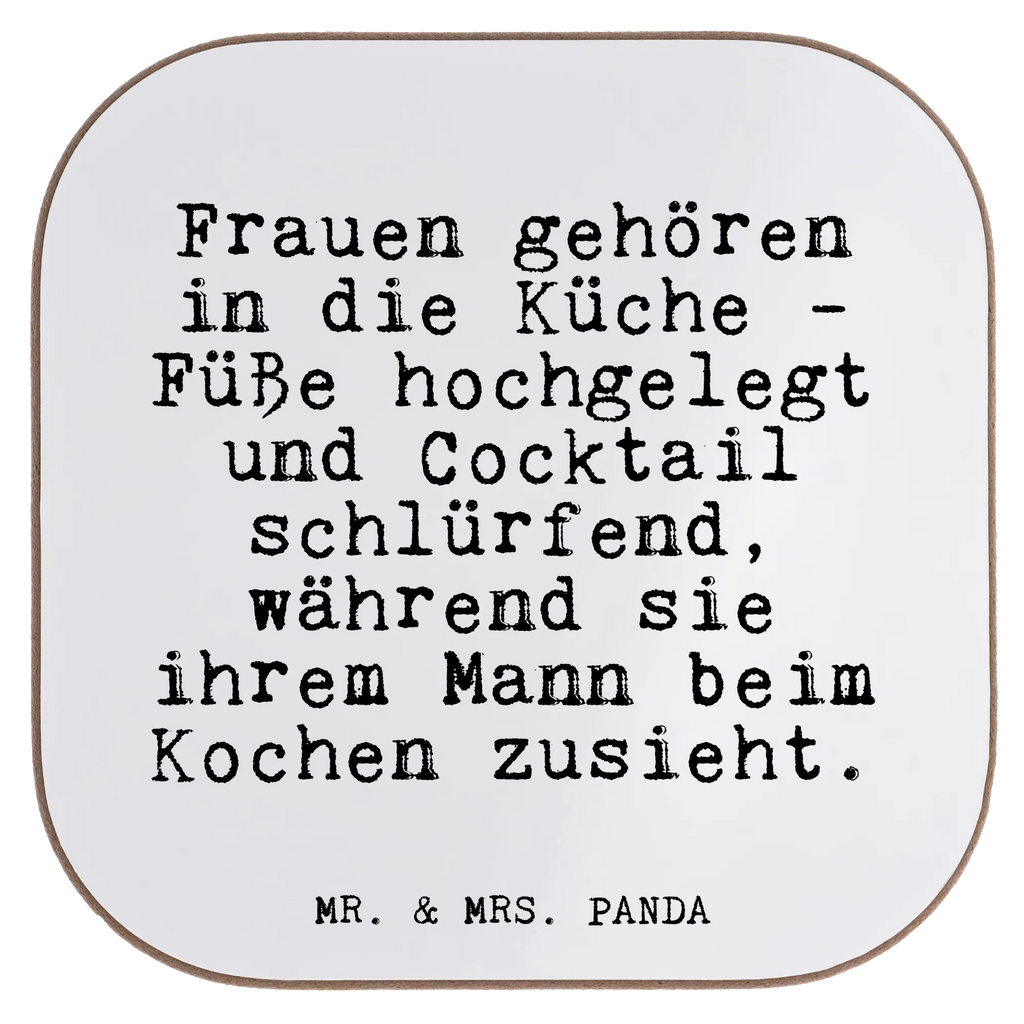 Quadratische Untersetzer Fun Talk Frauen gehören in die Küche - Füße hochgelegt und Cocktail schlürfend, während sie ihrem Mann beim Kochen zusieht. Untersetzer, Bierdeckel, Glasuntersetzer, Untersetzer Gläser, Getränkeuntersetzer, Untersetzer aus Holz, Untersetzer für Gläser, Korkuntersetzer, Untersetzer Holz, Holzuntersetzer, Tassen Untersetzer, Untersetzer Design, Spruch, Sprüche, lustige Sprüche, Weisheiten, Zitate, Spruch Geschenke, Glizer Spruch Sprüche Weisheiten Zitate Lustig Weisheit Worte