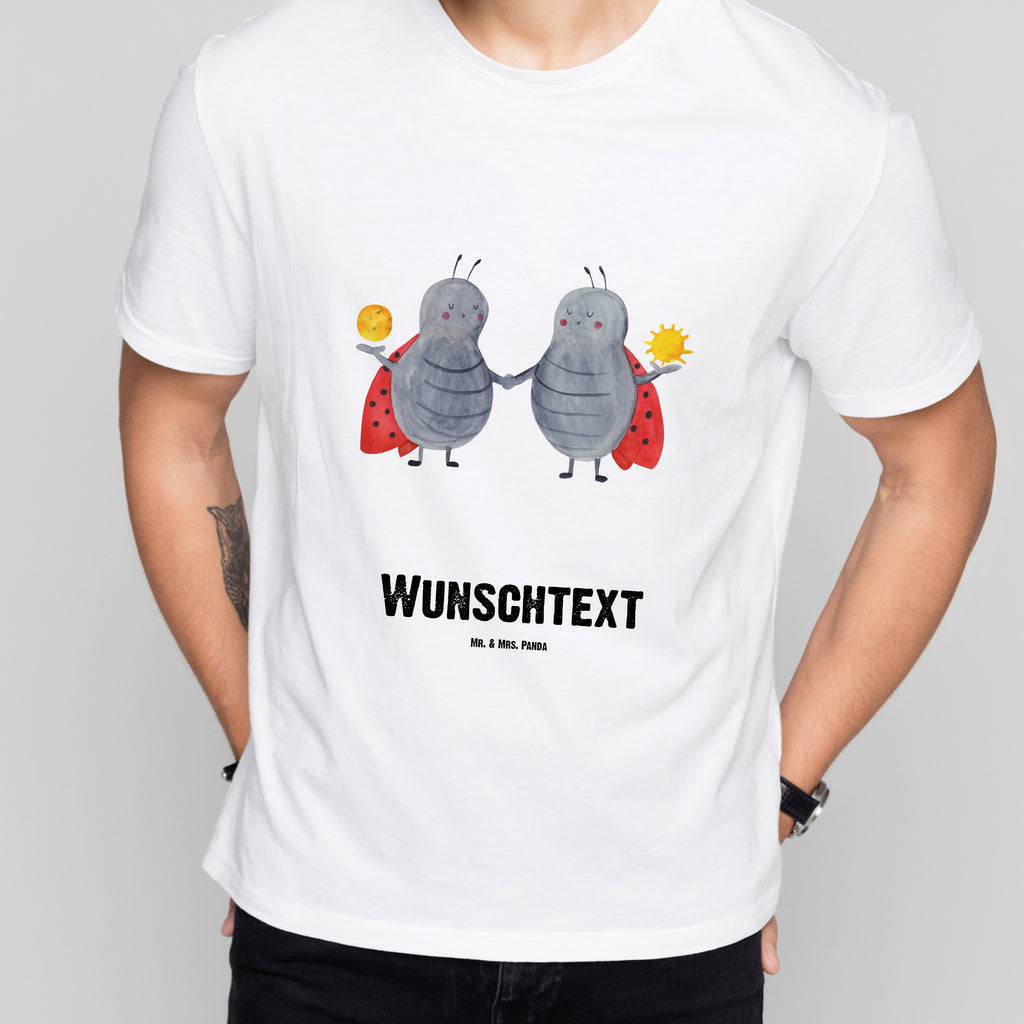 Personalisiertes T-Shirt Sternzeichen Zwilling T-Shirt Personalisiert, T-Shirt mit Namen, T-Shirt mit Aufruck, Männer, Frauen, Wunschtext, Bedrucken, Tierkreiszeichen, Sternzeichen, Horoskop, Astrologie, Aszendent, Zwillinge, Zwilling Geschenk, Zwilling Sternzeichen, Geburtstag Mai, Geschenk Mai, Geschenk Juni, Marienkäfer, Glückskäfer, Zwillingsbruder, Zwillingsschwester