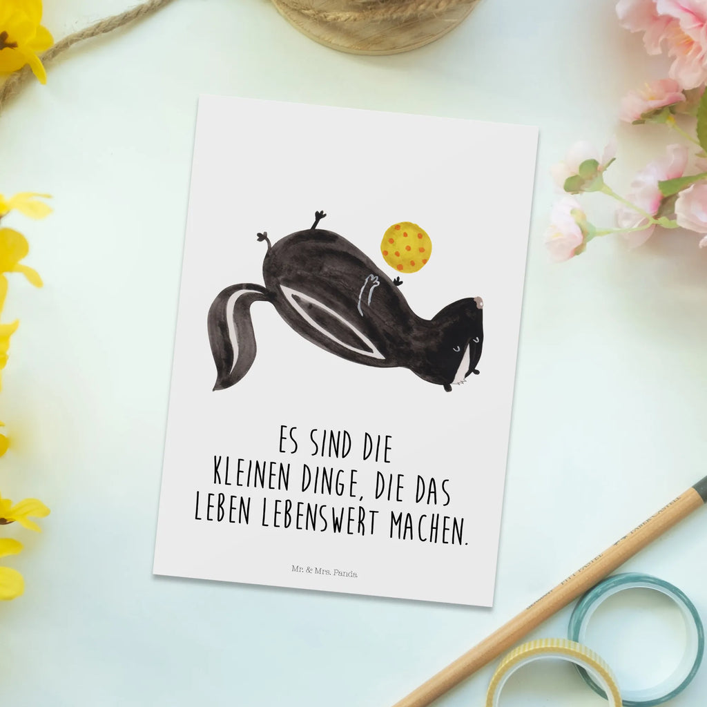 Postkarte Stinktier Ball Postkarte, Karte, Geschenkkarte, Grußkarte, Einladung, Ansichtskarte, Geburtstagskarte, Einladungskarte, Dankeskarte, Ansichtskarten, Einladung Geburtstag, Einladungskarten Geburtstag, Stinktier, Skunk, Wildtier, Raubtier, Stinker, Stinki, verspielt, Weisheit