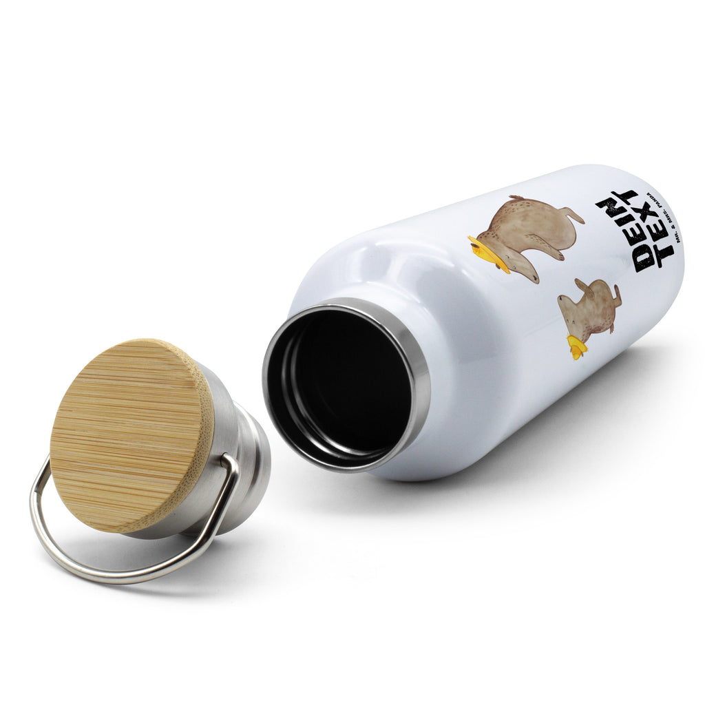 Personalisierte Trinkflasche Bär Bester Vati der Welt Personalisierte Trinkflasche, Trinkflasche mit Namen, Trinkflasche bedrucken, Flasche personalisiert, Trinkflasch mit Aufdruck, Trinkflasche Werbegeschenk, Namensaufdruck Trinkflasche, Sportflasche personalisiert, Trinkflasche Sport, für, Dankeschön, Geschenk, Schenken, Geburtstag, Geburtstagsgeschenk, Geschenkidee, Danke, Bedanken, Mitbringsel, Freude machen, Geschenktipp, Vater, Papa, Dad, Daddy, Paps, Papi, Vati, Eltern, Geschenk Vater, Mann, Familie, Bester, Kleinigkeit