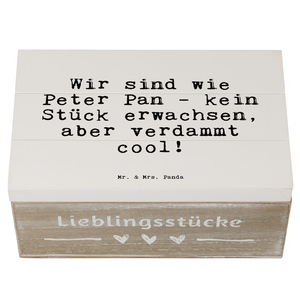 Holzkiste Sprüche und Zitate Wir sind wie Peter Pan - kein Stück erwachsen, aber verdammt cool! Holzkiste, Kiste, Schatzkiste, Truhe, Schatulle, XXL, Erinnerungsbox, Erinnerungskiste, Dekokiste, Aufbewahrungsbox, Geschenkbox, Geschenkdose, Spruch, Sprüche, lustige Sprüche, Weisheiten, Zitate, Spruch Geschenke, Spruch Sprüche Weisheiten Zitate Lustig Weisheit Worte