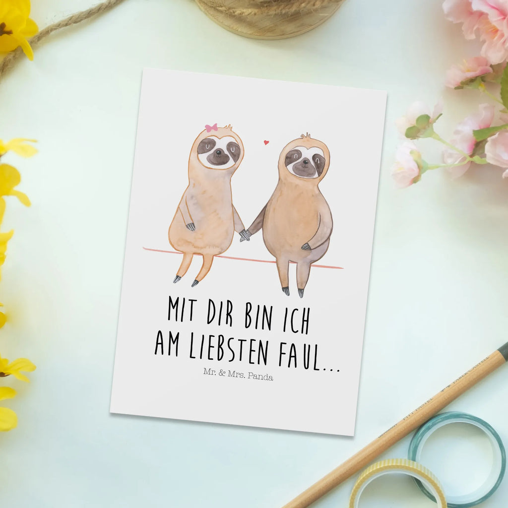 Postkarte Faultier Pärchen Postkarte, Karte, Geschenkkarte, Grußkarte, Einladung, Ansichtskarte, Geburtstagskarte, Einladungskarte, Dankeskarte, Ansichtskarten, Einladung Geburtstag, Einladungskarten Geburtstag, Faultier, Faultier Geschenk, Faultier Deko, Faultiere, faul, Lieblingstier, Liebe, Liebespaar, Faultierliebe, Faultierpärchen, verliebt, verlobt, gemeinsam, relaxen, Pärchen, Beziehung, Langsamkeit