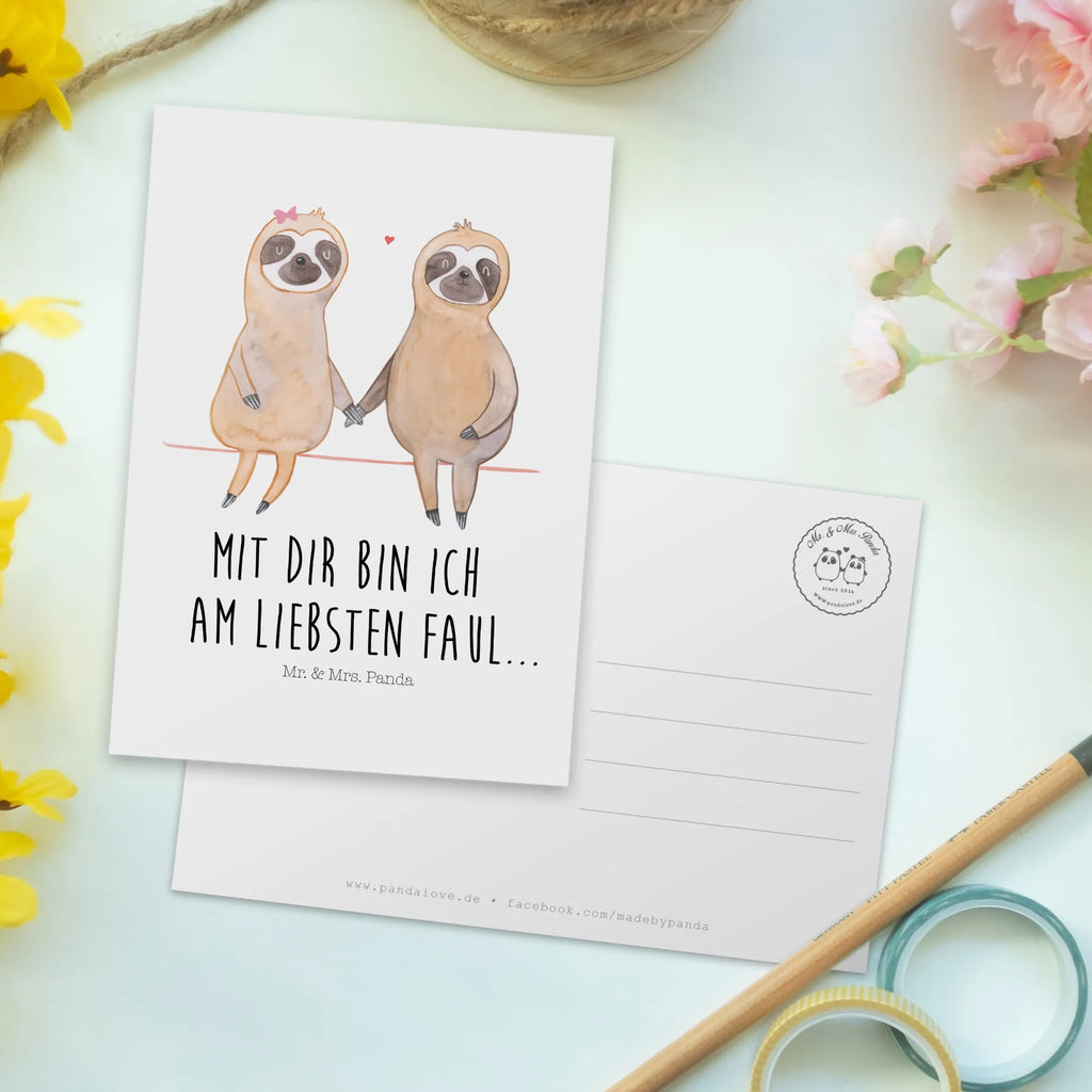 Postkarte Faultier Pärchen Postkarte, Karte, Geschenkkarte, Grußkarte, Einladung, Ansichtskarte, Geburtstagskarte, Einladungskarte, Dankeskarte, Ansichtskarten, Einladung Geburtstag, Einladungskarten Geburtstag, Faultier, Faultier Geschenk, Faultier Deko, Faultiere, faul, Lieblingstier, Liebe, Liebespaar, Faultierliebe, Faultierpärchen, verliebt, verlobt, gemeinsam, relaxen, Pärchen, Beziehung, Langsamkeit