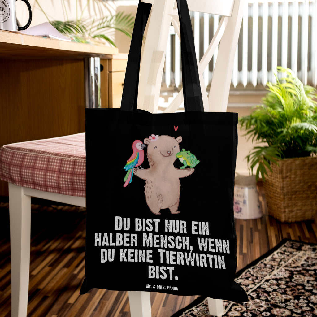 Tragetasche Tierwirtin mit Herz Beuteltasche, Beutel, Einkaufstasche, Jutebeutel, Stoffbeutel, Tasche, Shopper, Umhängetasche, Strandtasche, Schultertasche, Stofftasche, Tragetasche, Badetasche, Jutetasche, Einkaufstüte, Laptoptasche, Beruf, Ausbildung, Jubiläum, Abschied, Rente, Kollege, Kollegin, Geschenk, Schenken, Arbeitskollege, Mitarbeiter, Firma, Danke, Dankeschön, Landwirtin, Bäuerin, Tierwirtin, Agronomin, Farmerin, Bauernhof