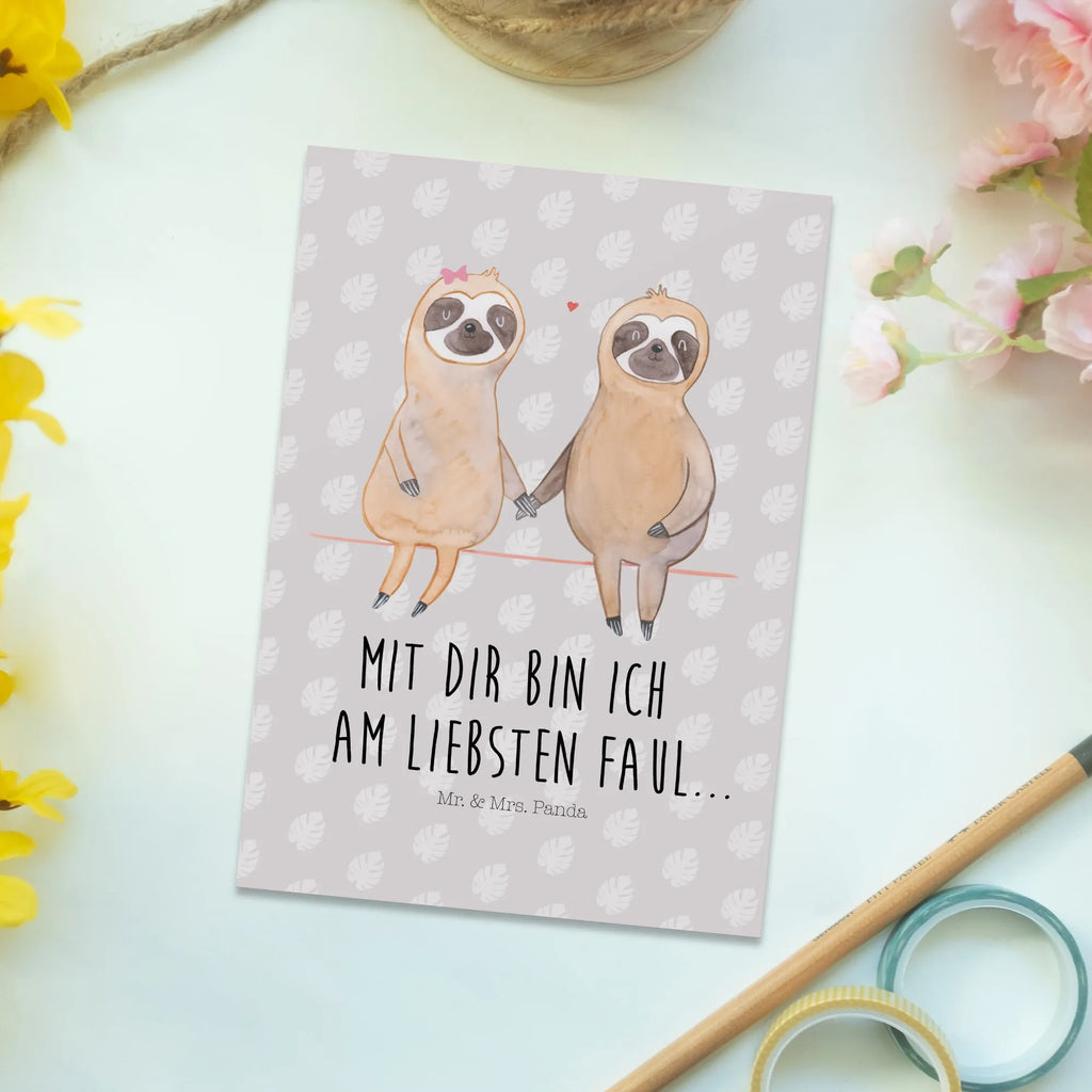 Postkarte Faultier Pärchen Postkarte, Karte, Geschenkkarte, Grußkarte, Einladung, Ansichtskarte, Geburtstagskarte, Einladungskarte, Dankeskarte, Ansichtskarten, Einladung Geburtstag, Einladungskarten Geburtstag, Faultier, Faultier Geschenk, Faultier Deko, Faultiere, faul, Lieblingstier, Liebe, Liebespaar, Faultierliebe, Faultierpärchen, verliebt, verlobt, gemeinsam, relaxen, Pärchen, Beziehung, Langsamkeit