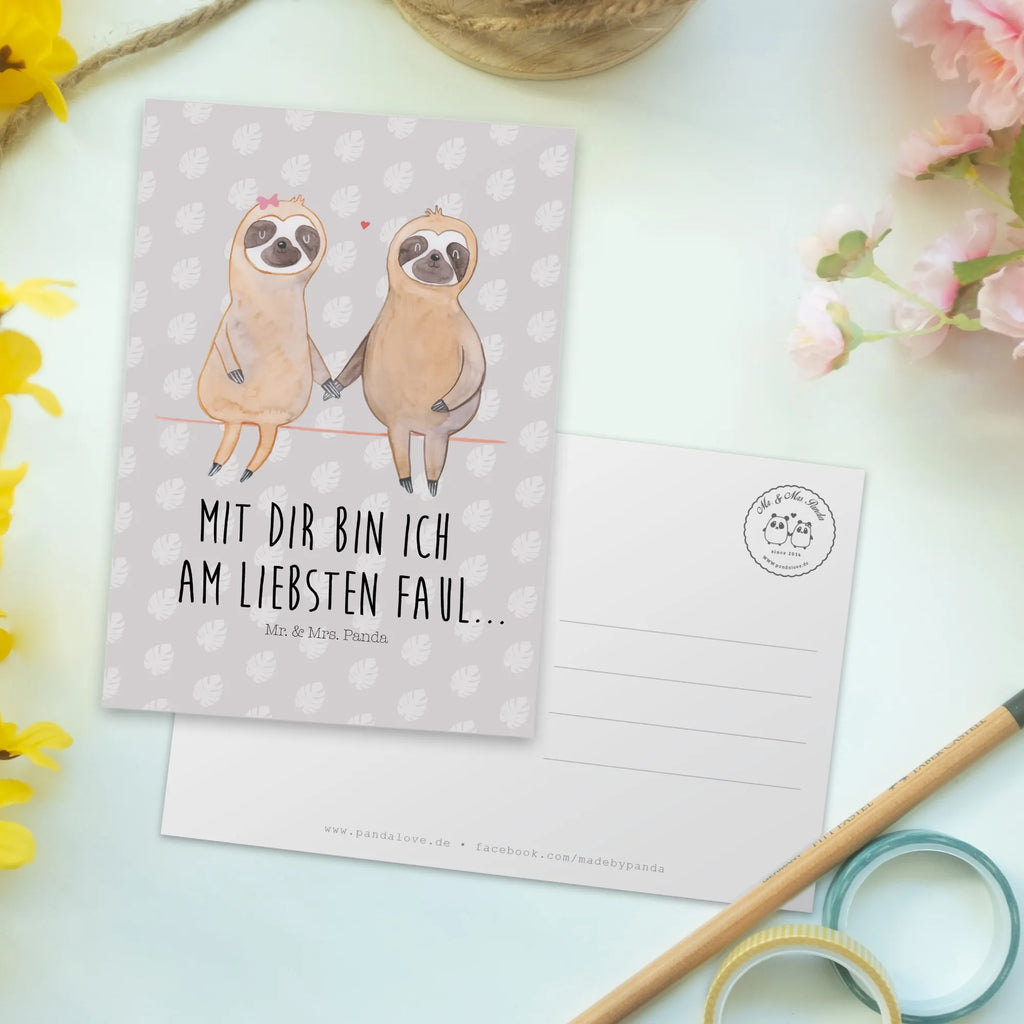 Postkarte Faultier Pärchen Postkarte, Karte, Geschenkkarte, Grußkarte, Einladung, Ansichtskarte, Geburtstagskarte, Einladungskarte, Dankeskarte, Ansichtskarten, Einladung Geburtstag, Einladungskarten Geburtstag, Faultier, Faultier Geschenk, Faultier Deko, Faultiere, faul, Lieblingstier, Liebe, Liebespaar, Faultierliebe, Faultierpärchen, verliebt, verlobt, gemeinsam, relaxen, Pärchen, Beziehung, Langsamkeit