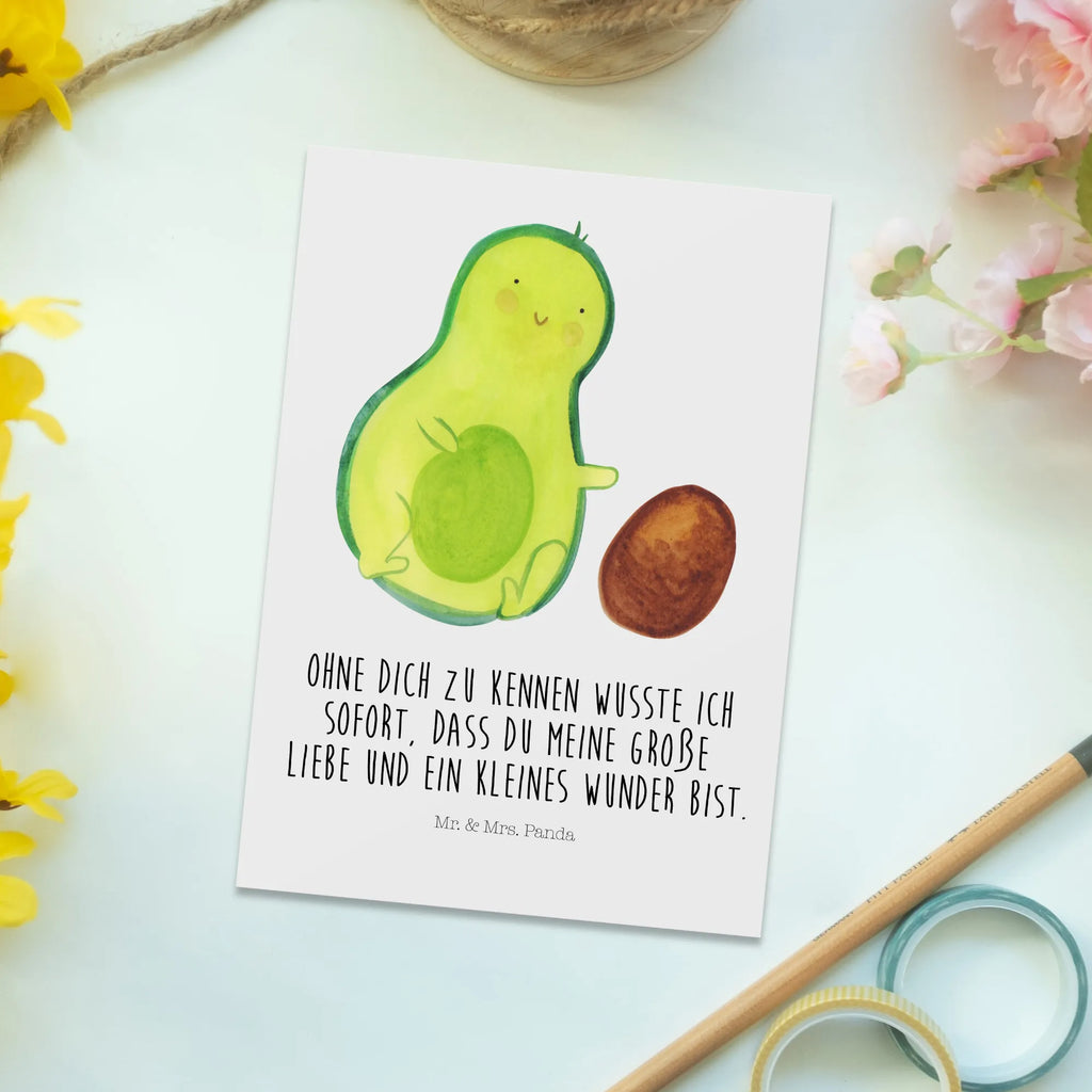 Postkarte Avocado Kern rollt Postkarte, Karte, Geschenkkarte, Grußkarte, Einladung, Ansichtskarte, Geburtstagskarte, Einladungskarte, Dankeskarte, Ansichtskarten, Einladung Geburtstag, Einladungskarten Geburtstag, Avocado, Veggie, Vegan, Gesund, Avocados, Schwanger, Geburt, Geburtstag, Säugling, Kind, erstes Kind, zur Geburt, Schwangerschaft, Babyparty, Baby, große Liebe, Liebe, Love