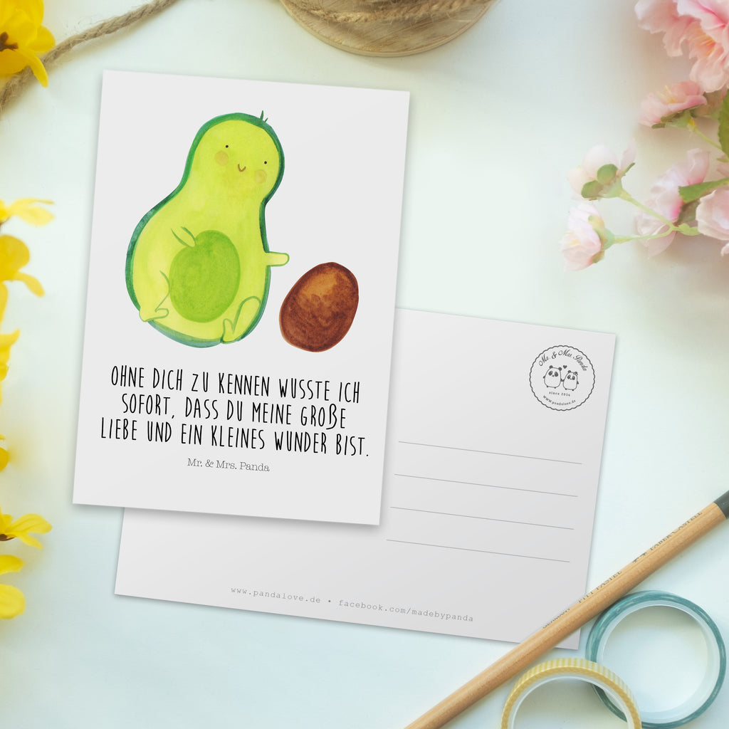 Postkarte Avocado Kern rollt Postkarte, Karte, Geschenkkarte, Grußkarte, Einladung, Ansichtskarte, Geburtstagskarte, Einladungskarte, Dankeskarte, Ansichtskarten, Einladung Geburtstag, Einladungskarten Geburtstag, Avocado, Veggie, Vegan, Gesund, Avocados, Schwanger, Geburt, Geburtstag, Säugling, Kind, erstes Kind, zur Geburt, Schwangerschaft, Babyparty, Baby, große Liebe, Liebe, Love