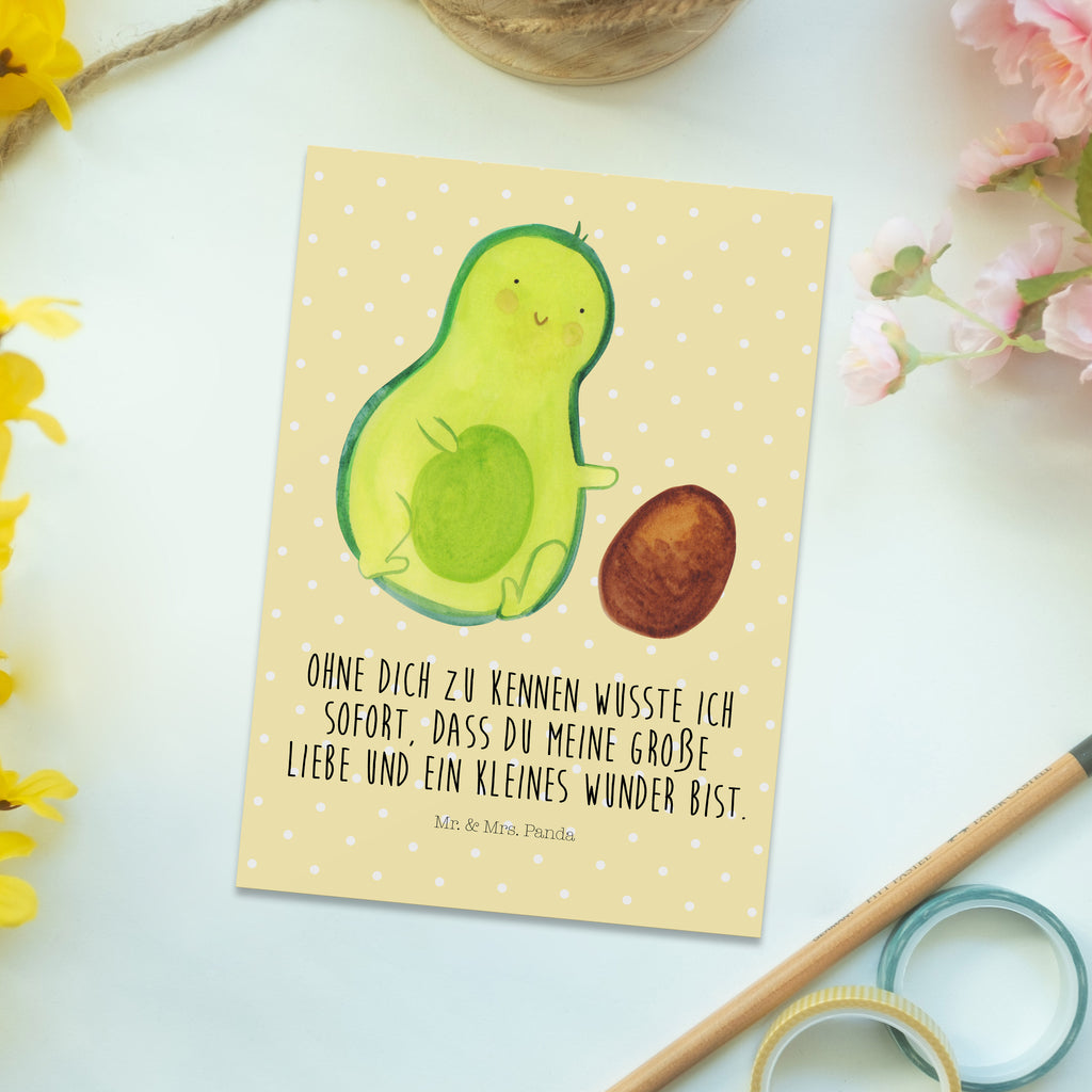 Postkarte Avocado Kern rollt Postkarte, Karte, Geschenkkarte, Grußkarte, Einladung, Ansichtskarte, Geburtstagskarte, Einladungskarte, Dankeskarte, Ansichtskarten, Einladung Geburtstag, Einladungskarten Geburtstag, Avocado, Veggie, Vegan, Gesund, Avocados, Schwanger, Geburt, Geburtstag, Säugling, Kind, erstes Kind, zur Geburt, Schwangerschaft, Babyparty, Baby, große Liebe, Liebe, Love