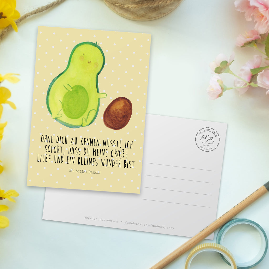 Postkarte Avocado Kern rollt Postkarte, Karte, Geschenkkarte, Grußkarte, Einladung, Ansichtskarte, Geburtstagskarte, Einladungskarte, Dankeskarte, Ansichtskarten, Einladung Geburtstag, Einladungskarten Geburtstag, Avocado, Veggie, Vegan, Gesund, Avocados, Schwanger, Geburt, Geburtstag, Säugling, Kind, erstes Kind, zur Geburt, Schwangerschaft, Babyparty, Baby, große Liebe, Liebe, Love