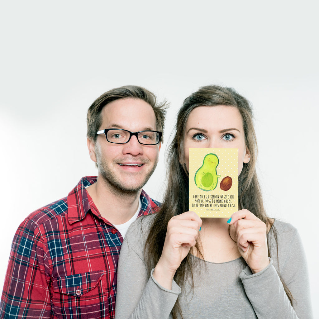 Postkarte Avocado Kern rollt Postkarte, Karte, Geschenkkarte, Grußkarte, Einladung, Ansichtskarte, Geburtstagskarte, Einladungskarte, Dankeskarte, Ansichtskarten, Einladung Geburtstag, Einladungskarten Geburtstag, Avocado, Veggie, Vegan, Gesund, Avocados, Schwanger, Geburt, Geburtstag, Säugling, Kind, erstes Kind, zur Geburt, Schwangerschaft, Babyparty, Baby, große Liebe, Liebe, Love