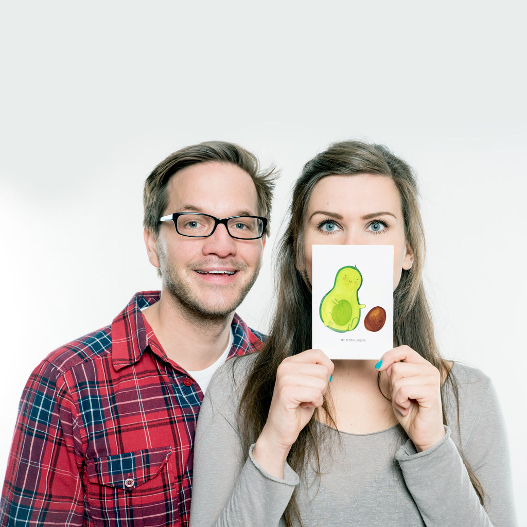 Postkarte Avocado Kern rollt Postkarte, Karte, Geschenkkarte, Grußkarte, Einladung, Ansichtskarte, Geburtstagskarte, Einladungskarte, Dankeskarte, Ansichtskarten, Einladung Geburtstag, Einladungskarten Geburtstag, Avocado, Veggie, Vegan, Gesund, Avocados, Schwanger, Geburt, Geburtstag, Säugling, Kind, erstes Kind, zur Geburt, Schwangerschaft, Babyparty, Baby, große Liebe, Liebe, Love