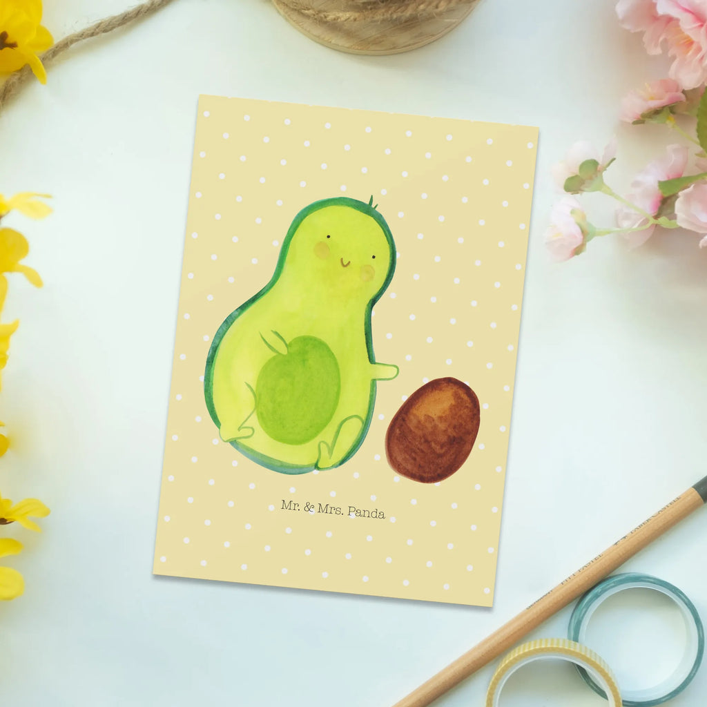 Postkarte Avocado Kern rollt Postkarte, Karte, Geschenkkarte, Grußkarte, Einladung, Ansichtskarte, Geburtstagskarte, Einladungskarte, Dankeskarte, Ansichtskarten, Einladung Geburtstag, Einladungskarten Geburtstag, Avocado, Veggie, Vegan, Gesund, Avocados, Schwanger, Geburt, Geburtstag, Säugling, Kind, erstes Kind, zur Geburt, Schwangerschaft, Babyparty, Baby, große Liebe, Liebe, Love