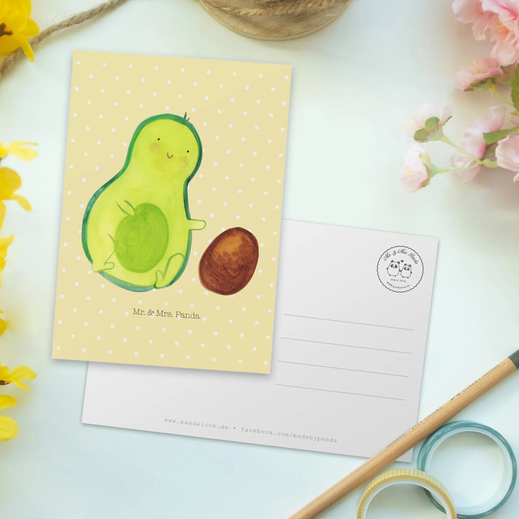 Postkarte Avocado Kern rollt Postkarte, Karte, Geschenkkarte, Grußkarte, Einladung, Ansichtskarte, Geburtstagskarte, Einladungskarte, Dankeskarte, Ansichtskarten, Einladung Geburtstag, Einladungskarten Geburtstag, Avocado, Veggie, Vegan, Gesund, Avocados, Schwanger, Geburt, Geburtstag, Säugling, Kind, erstes Kind, zur Geburt, Schwangerschaft, Babyparty, Baby, große Liebe, Liebe, Love