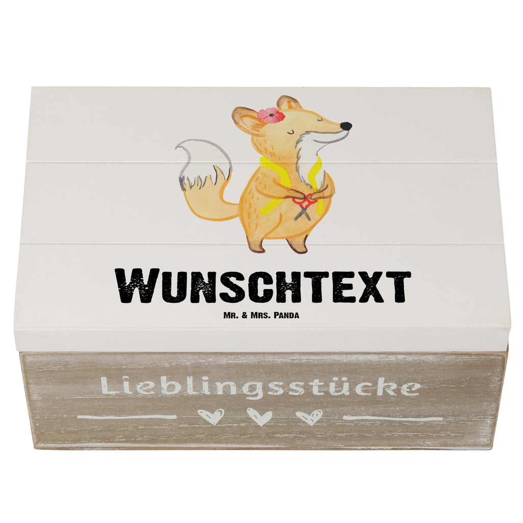 Personalisierte Holzkiste Schneiderin Herz Holzkiste mit Namen, Kiste mit Namen, Schatzkiste mit Namen, Truhe mit Namen, Schatulle mit Namen, Erinnerungsbox mit Namen, Erinnerungskiste, mit Namen, Dekokiste mit Namen, Aufbewahrungsbox mit Namen, Holzkiste Personalisiert, Kiste Personalisiert, Schatzkiste Personalisiert, Truhe Personalisiert, Schatulle Personalisiert, Erinnerungsbox Personalisiert, Erinnerungskiste Personalisiert, Dekokiste Personalisiert, Aufbewahrungsbox Personalisiert, Geschenkbox personalisiert, GEschenkdose personalisiert, Beruf, Ausbildung, Jubiläum, Abschied, Rente, Kollege, Kollegin, Geschenk, Schenken, Arbeitskollege, Mitarbeiter, Firma, Danke, Dankeschön